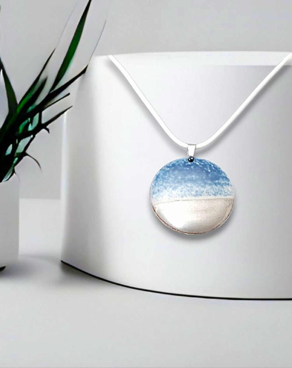 collier en émail sur cuivre et lustre d'argent contemporain monté sur cordon, une signature maison CALUB