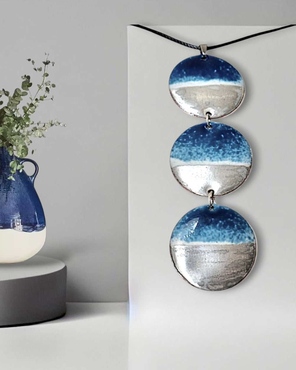 collier triptyque de la collection Eau Minérale, composé de 3 médaillons en cascade, émaux et lustre d'argent - maison CALUB