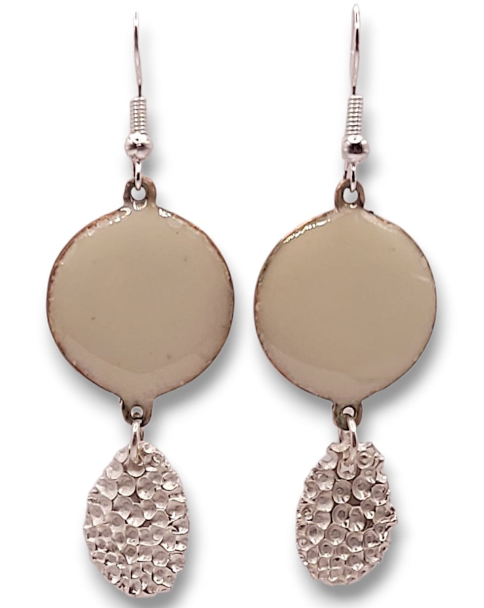 boucles d'oreilles en émail sur cuivre blanc crème avec une breloque d'argent fin pépite mobile de chez maison calub. Emaux opaques