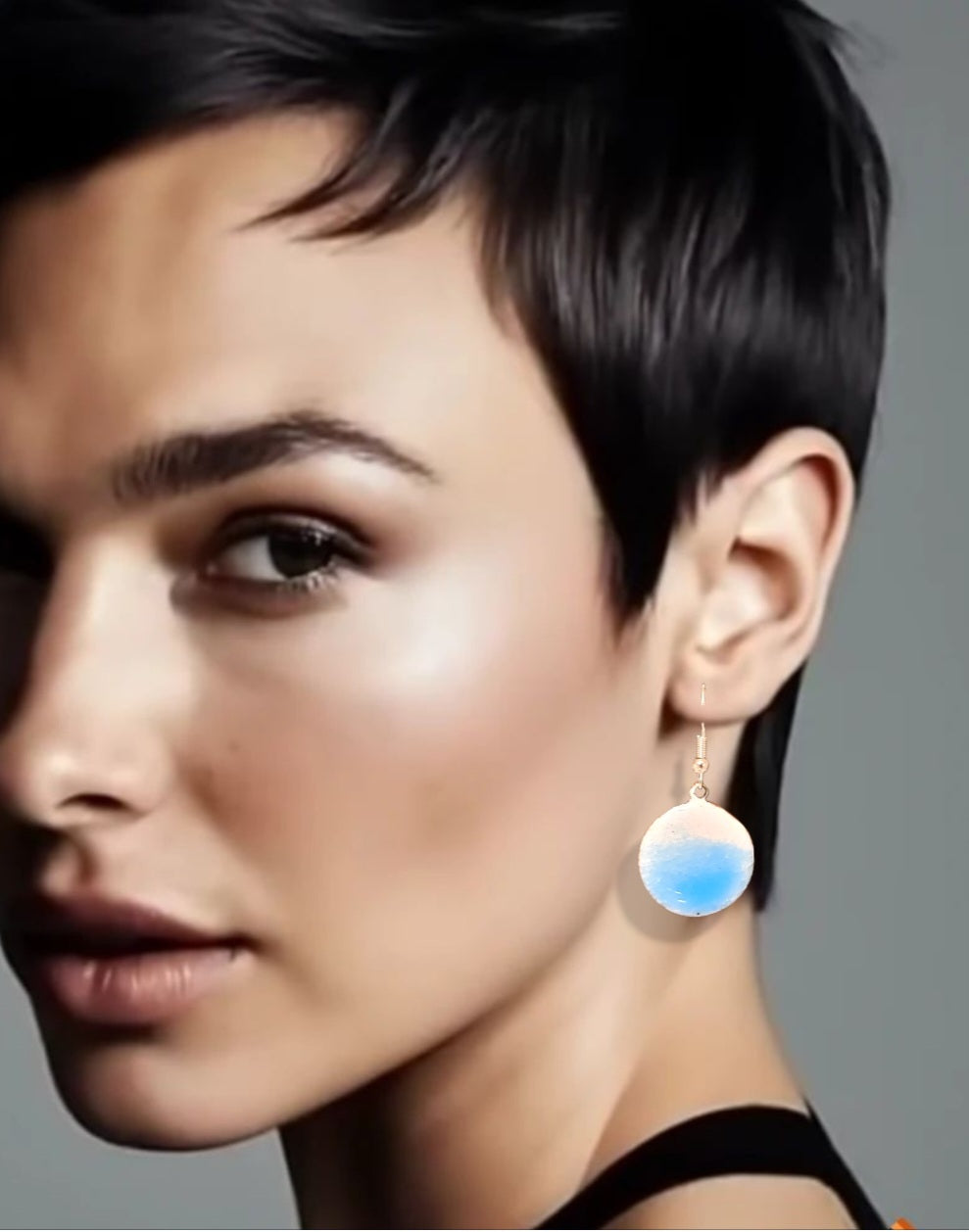 femme brune portant les boucles d'oreilles rondes oh bleu de maison calub pendant en émail sur cuivre bleu translucide sur fond blanc émaux traditionnels