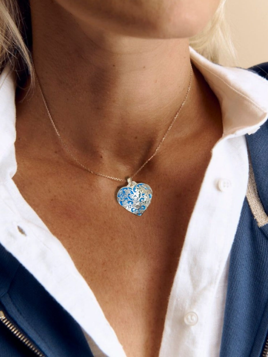 décolleté avec le petit pendentif en émail sur argent fin légèrement bombé champelevé et émaux bleus. Bijou artisanal réalisé à la main dans l'ateiler maison calub les émaux du Luberon