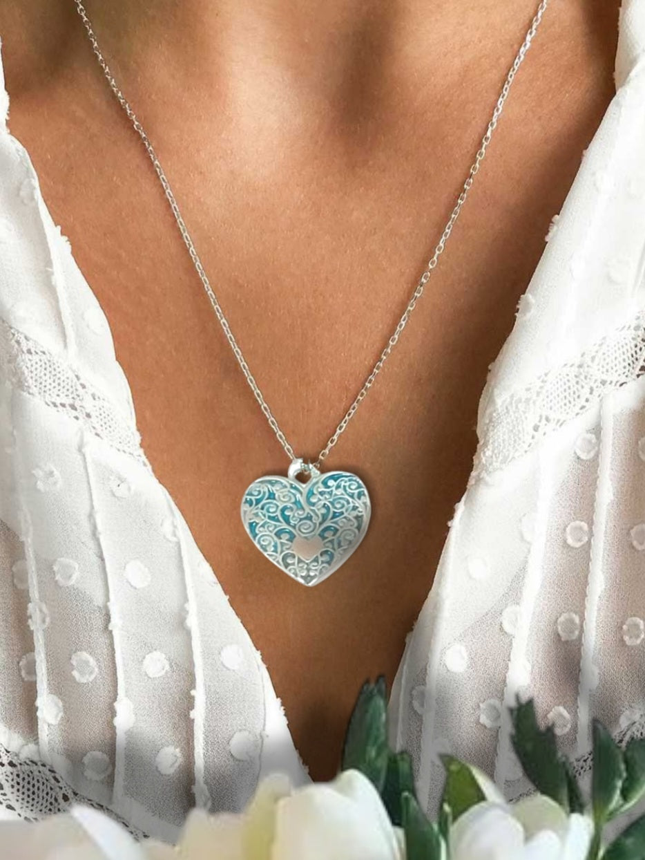 décolleté avec le petit pendentif en émail sur argent fin champelevé et émaux bleus. Bijou artisanal réalisé à la main dans l'ateiler maison calub les émaux du Luberon