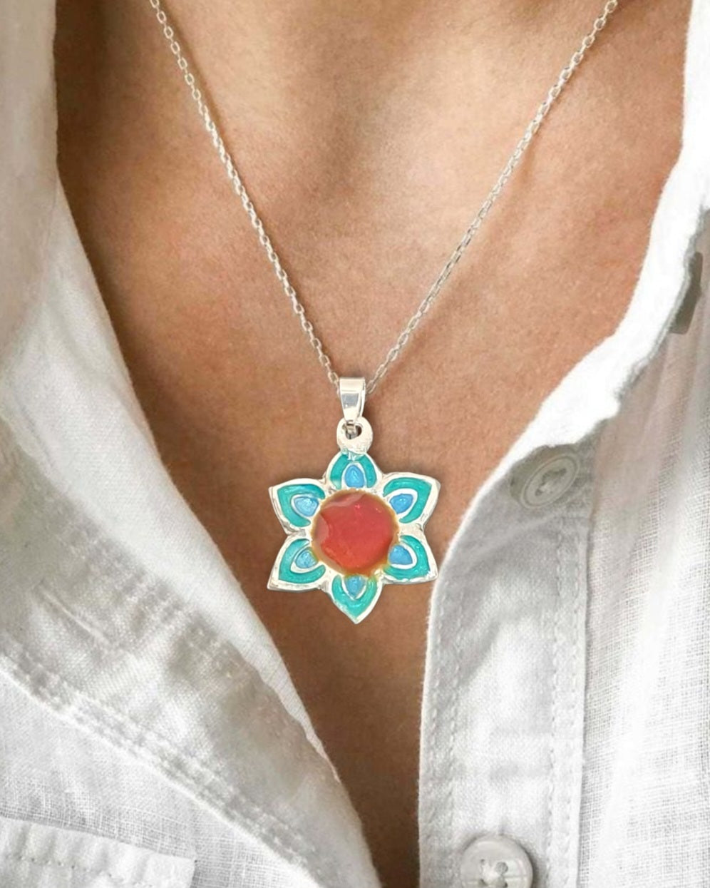 decolleté avec le pendentif fleur champlevé en émail sur argent fin multicolore. Bijou artisanal fait main chez maison calub les émaux du Luberon