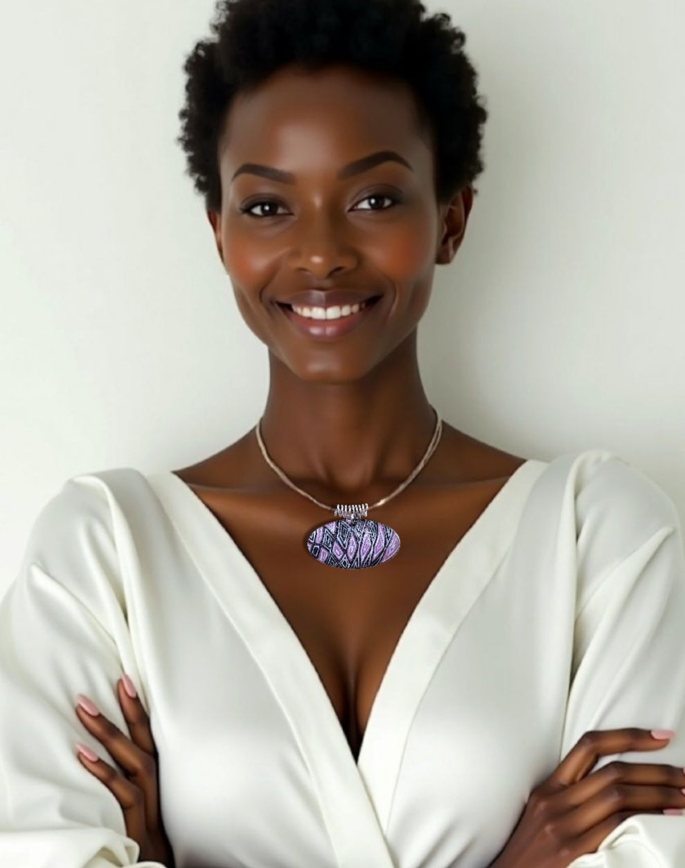 jeune femme portant le pendentif ovale au design original inspiré par la lavande de provence chez maison calub émail sur cuivre opaque finition givrée mate émaux traditionnels fait à la main en provence belière en argent monté sur cordon