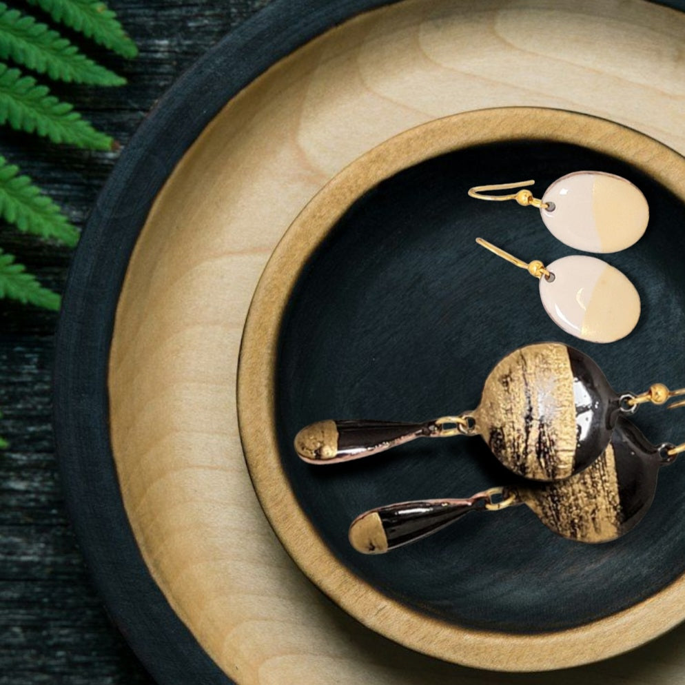 inspiration pour boucles d'oreilles chic noir et doré double pendant email sur cuivre . Emaux traditionnels fait main chez maison calub