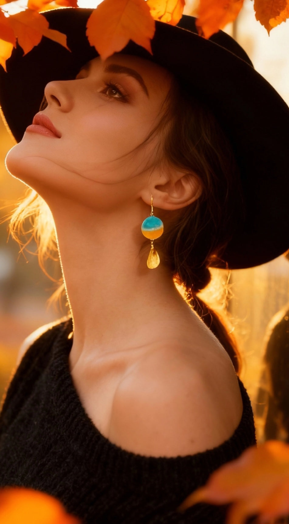 mannequin portant bijou artisanal boucles d'oreilles effet pplage de sable en email sur cuivre fabriqué main, pendant avec breloque laiton, une création maison calub