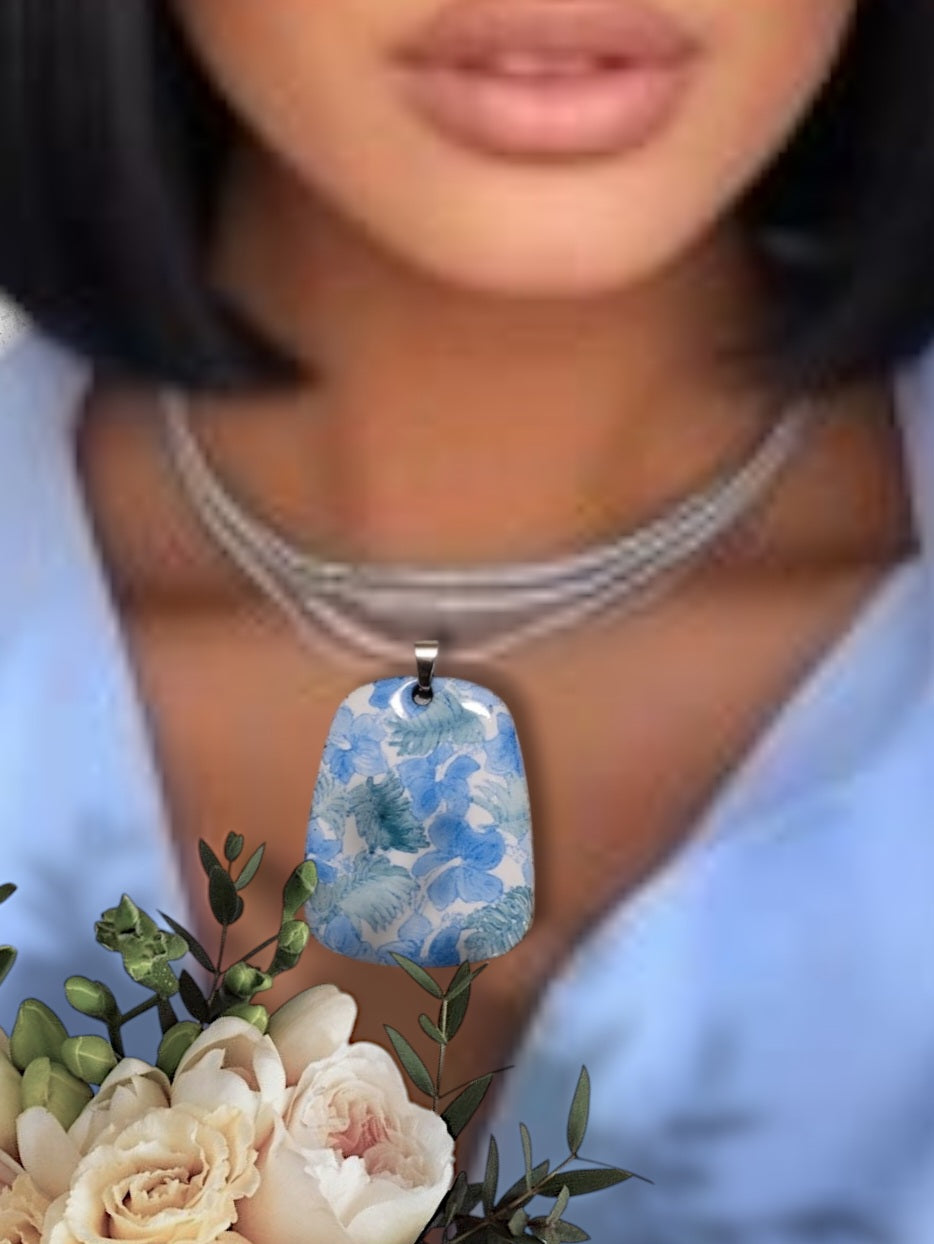 collier de la ligne Liberty chez maison CALUB, pendentif trapeze en émail peint à la main monté sur un cordon noir