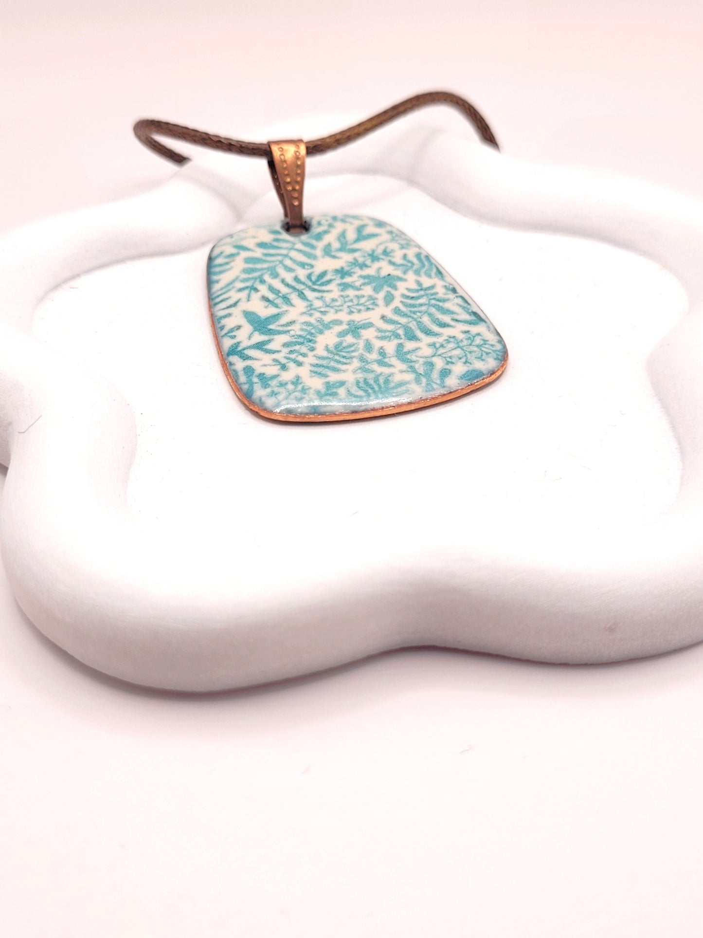 bijou artisanal pendentif emaux sur cuivre peint à la main motif feuillage vert sur blanc creme de maison calub