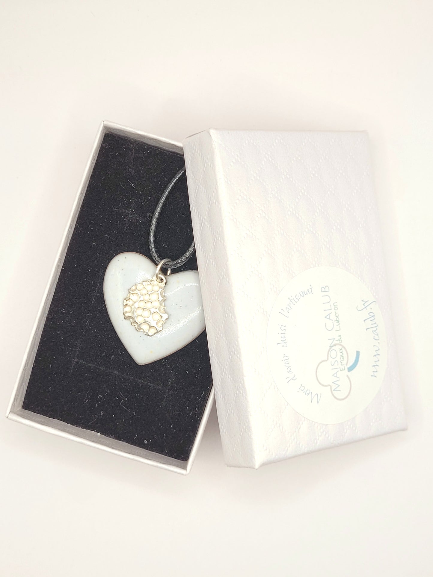 inspiration céramique crème pour ce pendentif en email sur cuivre effet céramique avec breloque en argent fin chez maison calu les émaux du Luberon cadeau amour