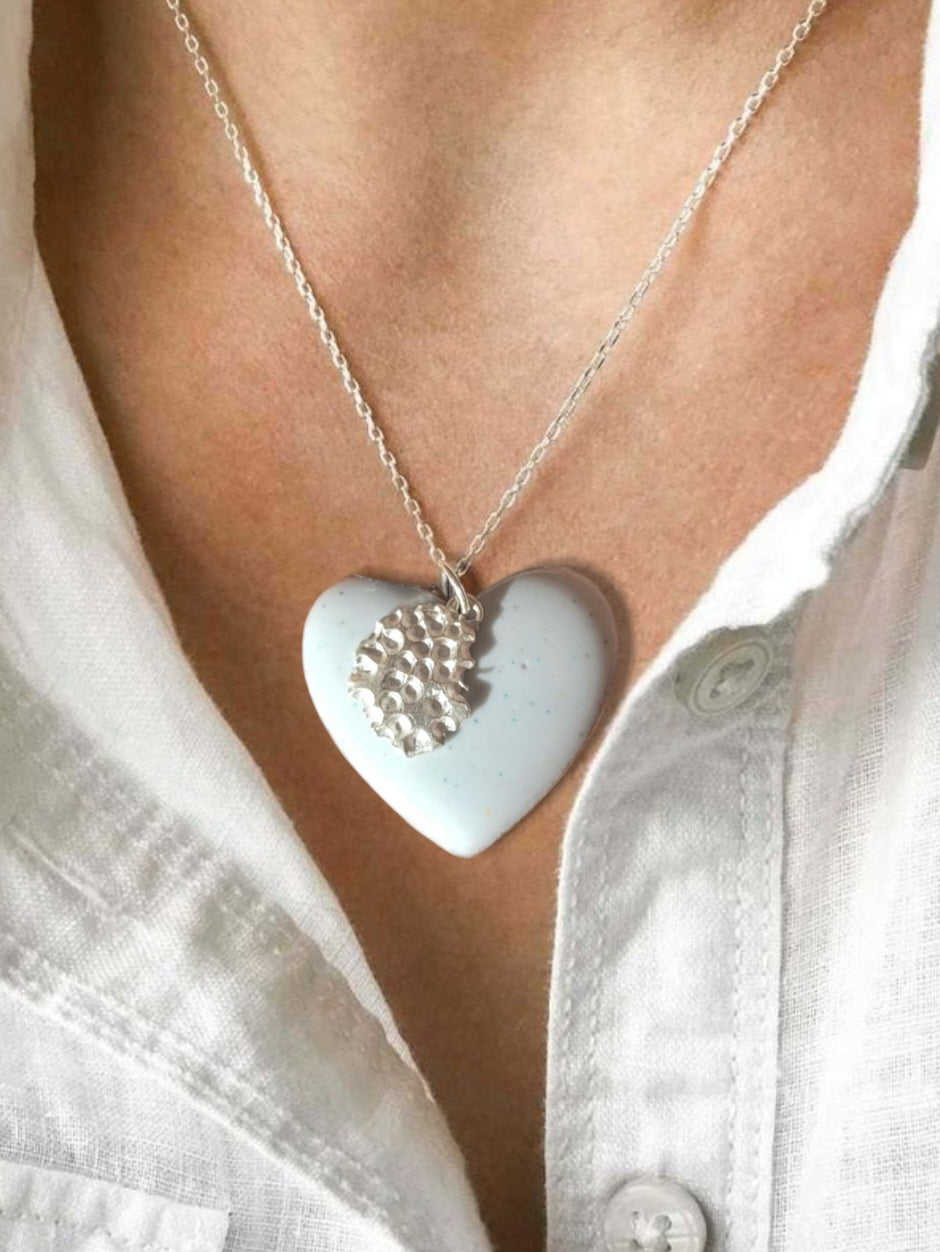 femme portant le pendentif en email sur cuivre effet céramique avec breloque en argent fin chez maison calub les émaux du Luberon