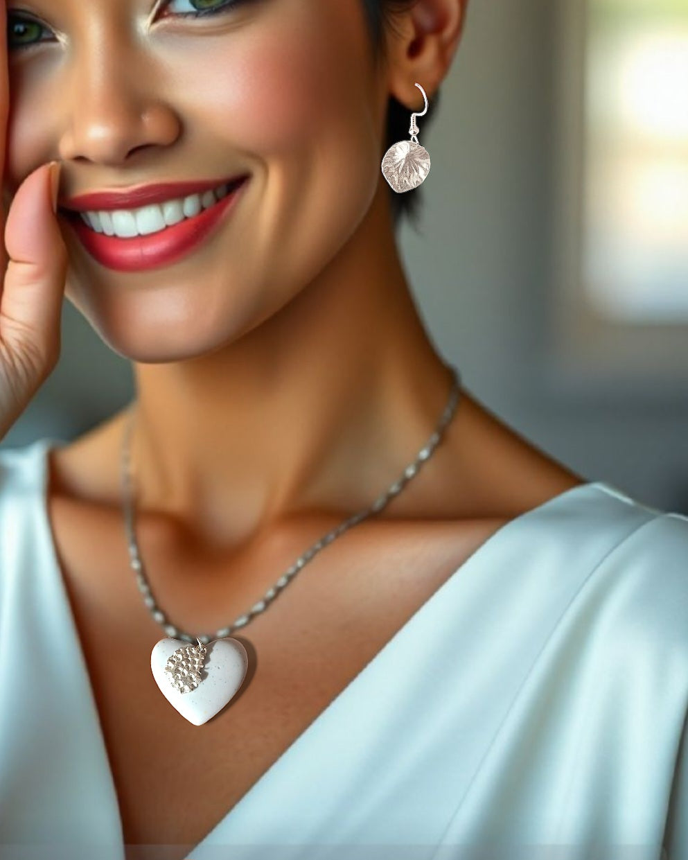 version élégante du pendentif en email sur cuivre effet céramique avec breloque en argent fin chez maison calu les émaux du Luberon