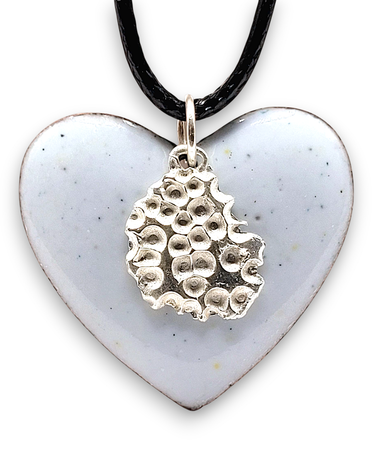 pendentif en email sur cuivre effet céramique avec breloque en argent fin chez maison calub les émaux du Luberon