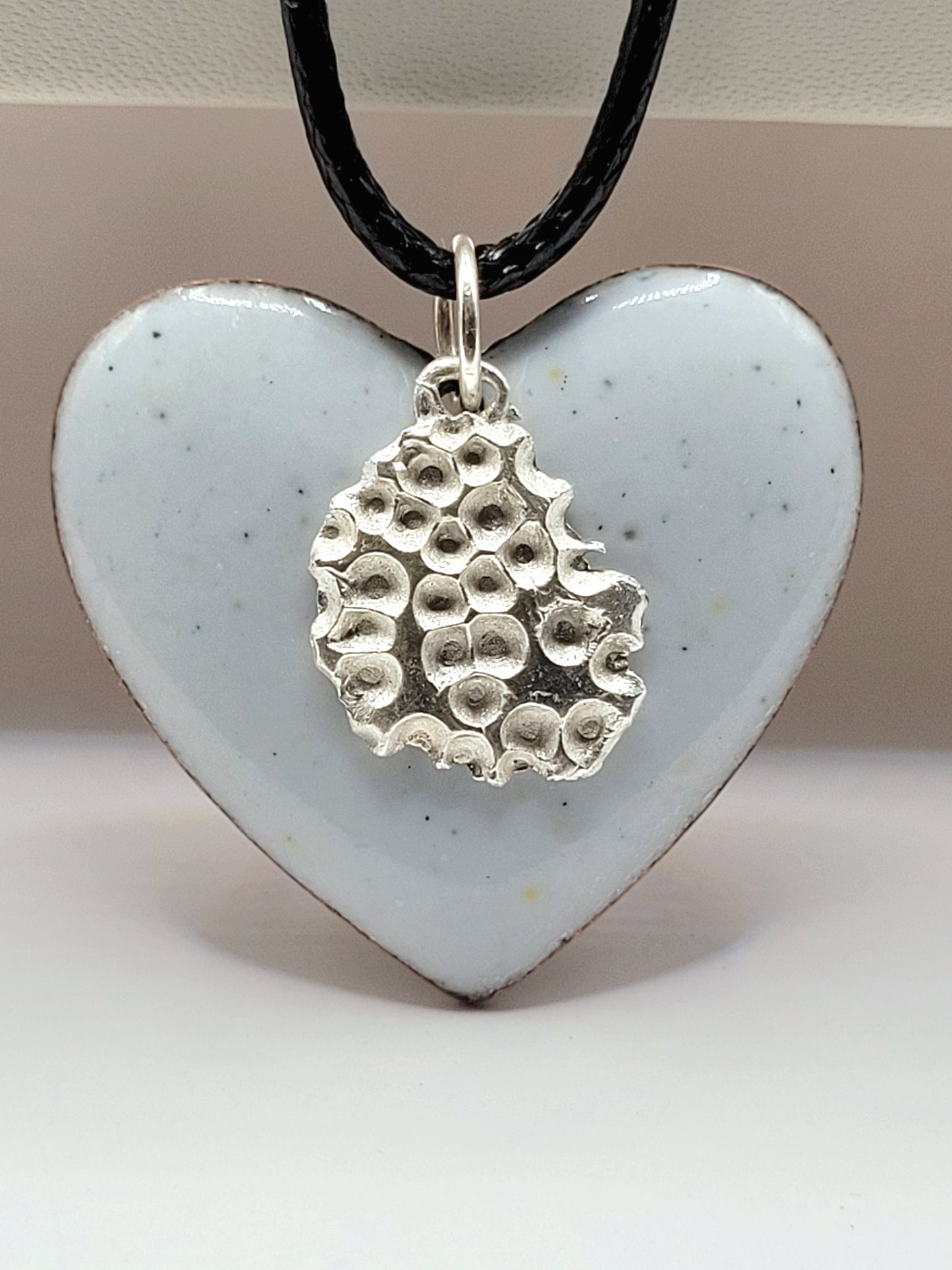 pendentif en email sur cuivre effet céramique avec breloque en argent fin chez maison calub les émaux du Luberon cadeau amoureux