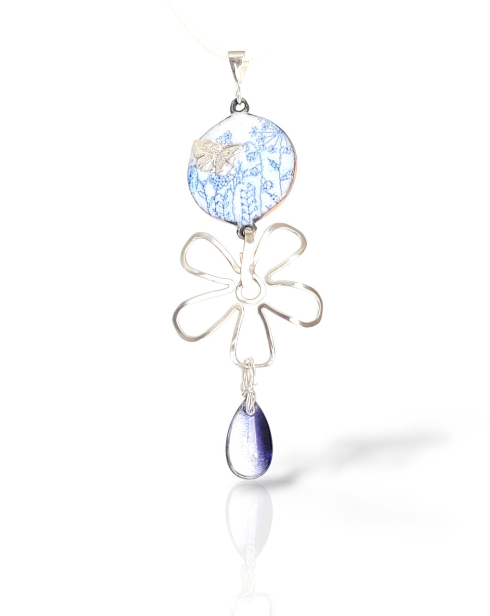 pendentif en émail sur cuivre blanc aux fin motifs peints et prolongé d'une fleur en argent