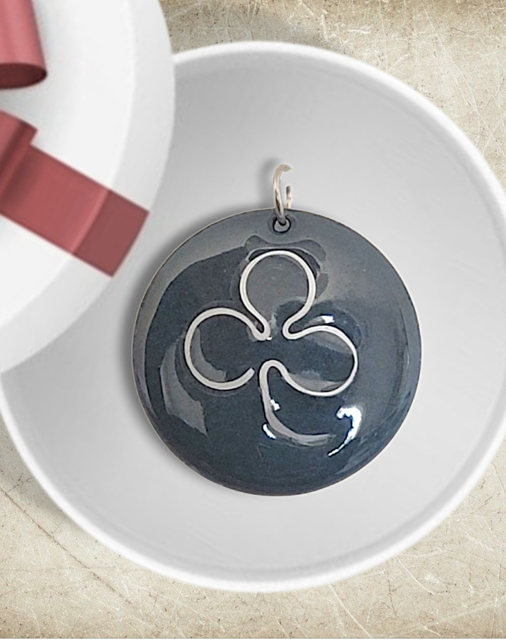 variante du pendentif en email sur cuivre embleme de maison calub simple trefle en argent fin sur emaux gris effet céramique