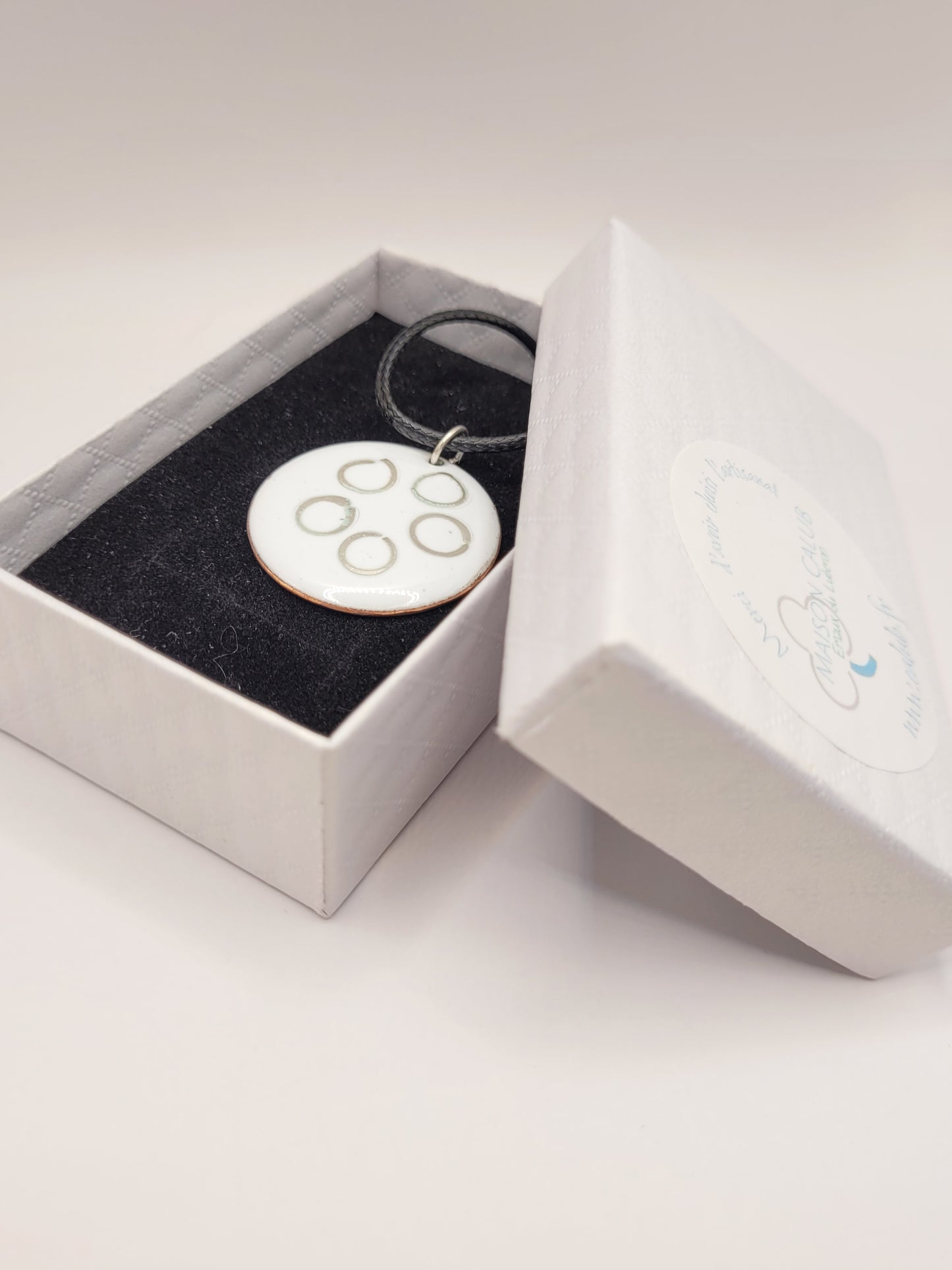 pendentif rond en email sur cuivre avec des anneaux en argent incrustés chez maison calub design contemporain cadeau intemporel