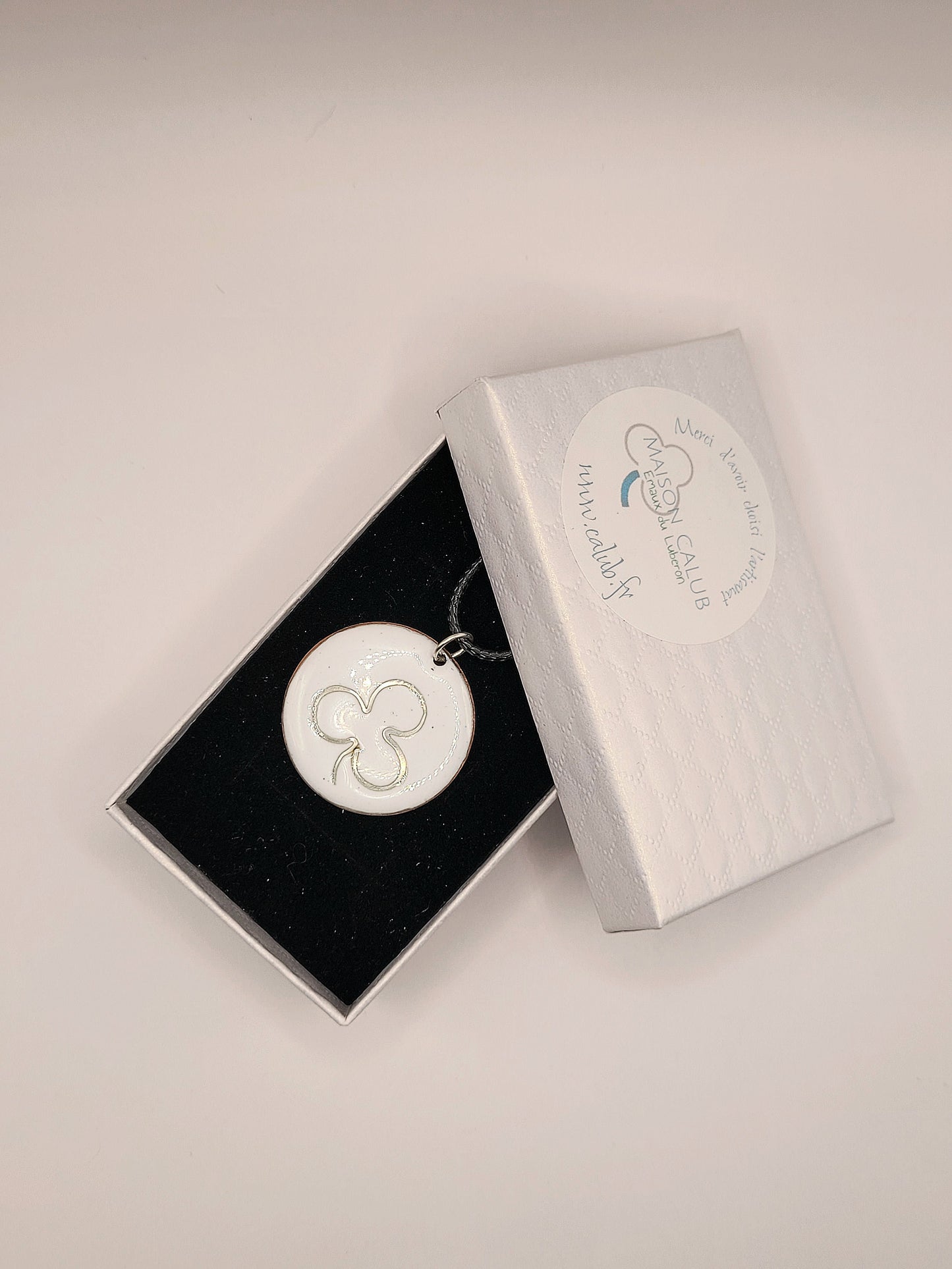 pendentif en email sur cuivre embleme de maison calub simple trefle en argent fin sur emaux creme effet céramique cadeau