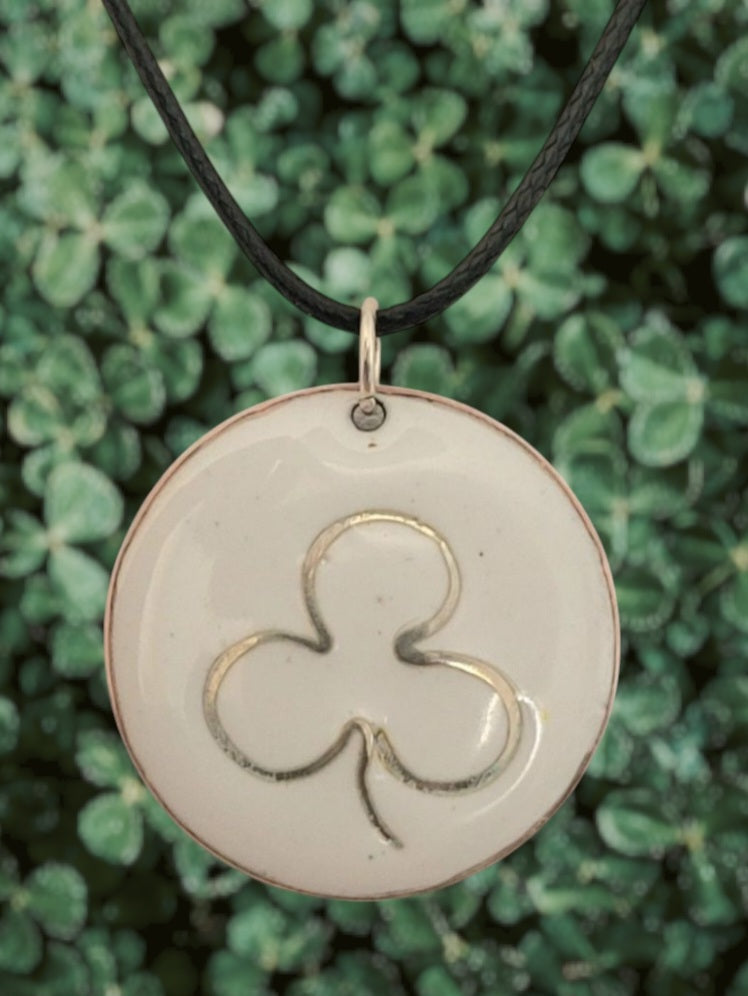 pendentif en email sur cuivre embleme de maison calub simple trefle en argent fin sur emaux creme effet céramique