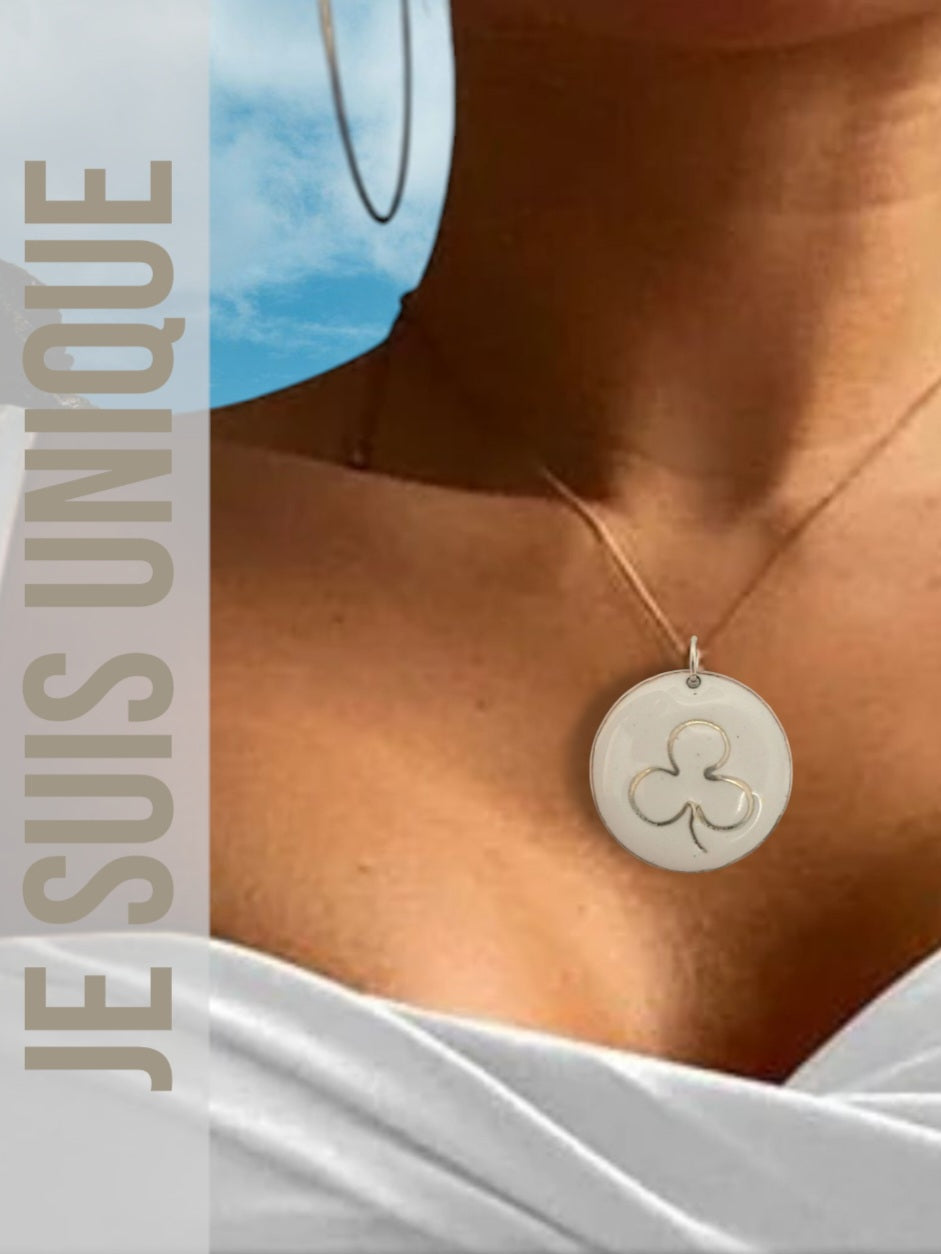 revendication affichée je suis unique pour ce pendentif en email sur cuivre embleme de maison calub simple trefle en argent fin sur emaux creme effet céramique