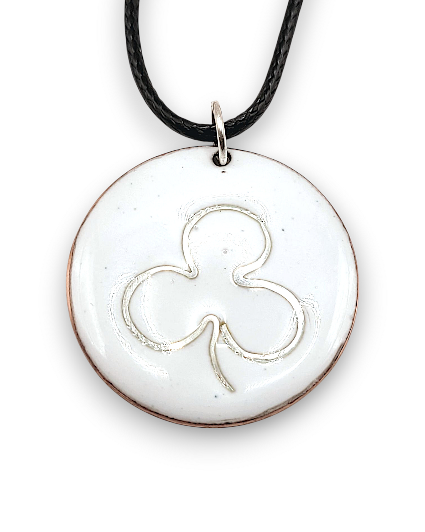 pendentif en email sur cuivre embleme de maison calub simple trefle en argent fin sur emaux creme effet céramique