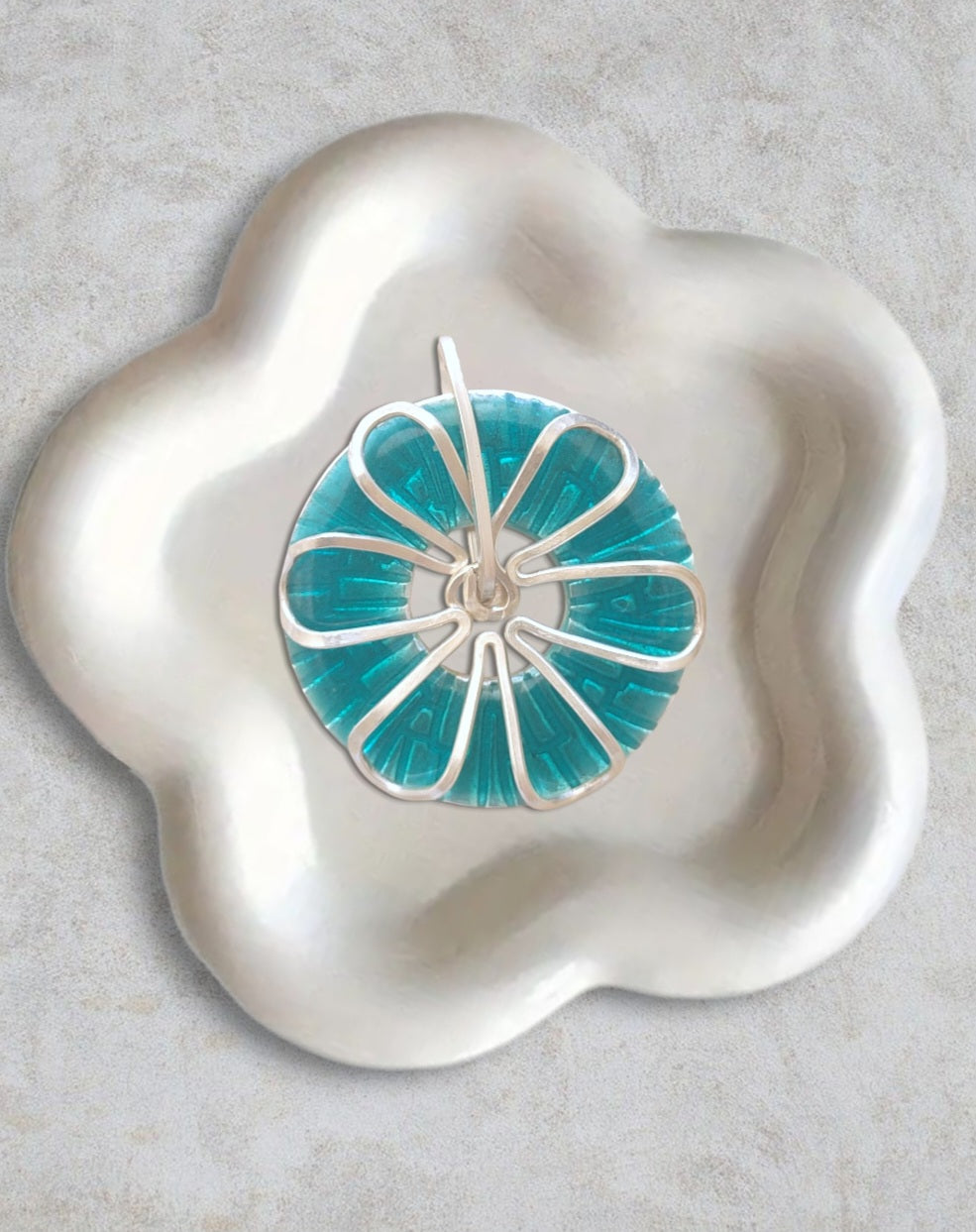 pendentif roue fleur turquoise basse-taille argent fin email grand feu et motif en argent - maison calub