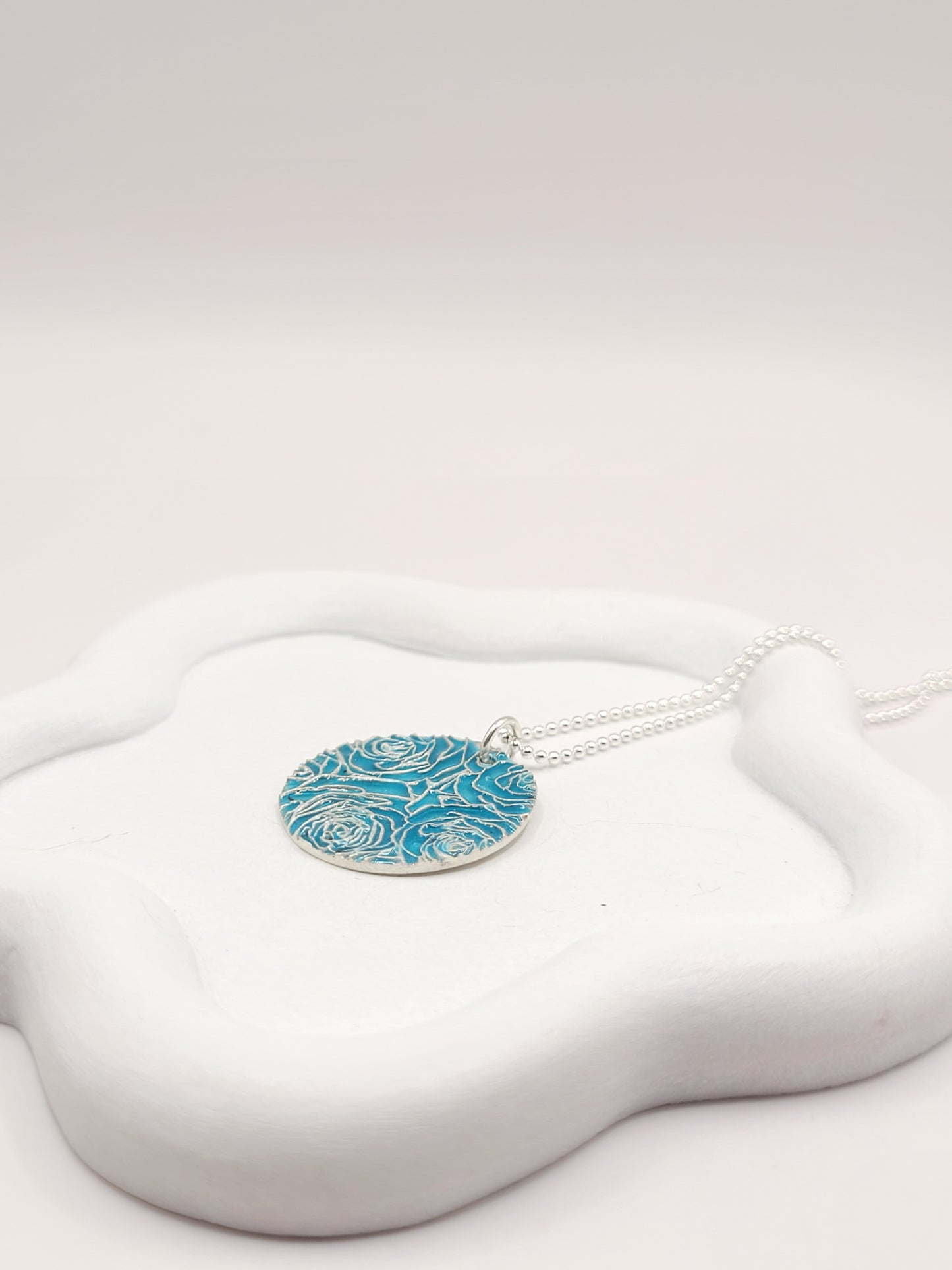 pendentif bouquet de roses en champlevé émail sur argent fin turquoise. Bijou artisanal made in France chez maison calub les émaux du Luberon cadeau original