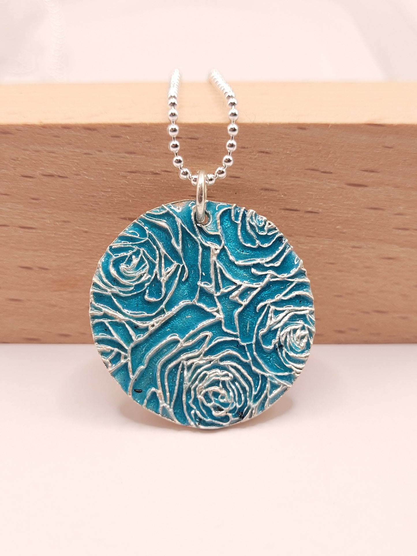 pendentif bouquet de roses en champlevé émail sur argent fin turquoise. Bijou artisanal made in France chez maison calub les émaux du Luberon cadeau original