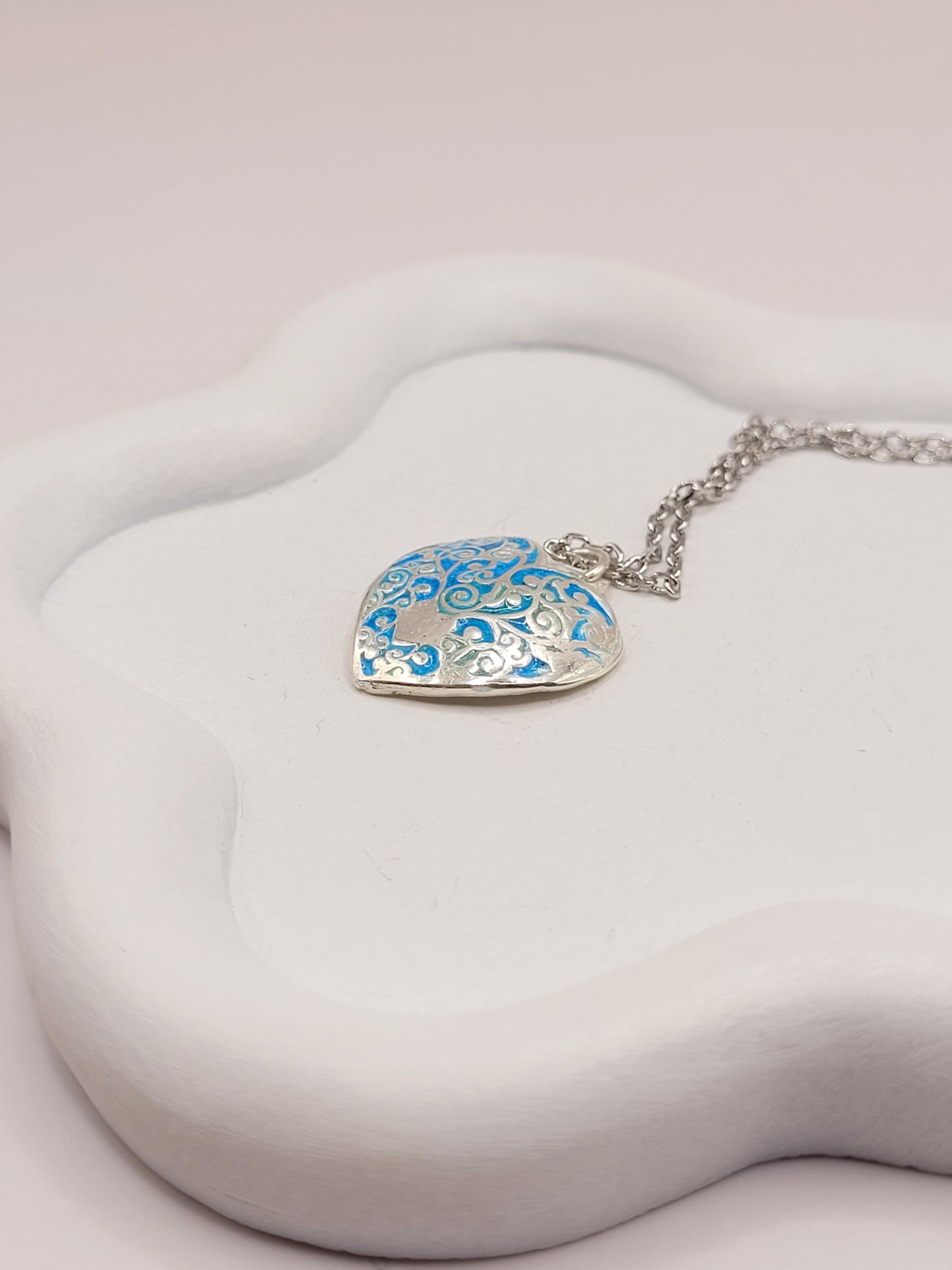 petit pendentif en émail sur argent fin légèrement bombé champelevé et émaux bleus. Bijou artisanal réalisé à la main dans l'ateiler maison calub les émaux du Luberon