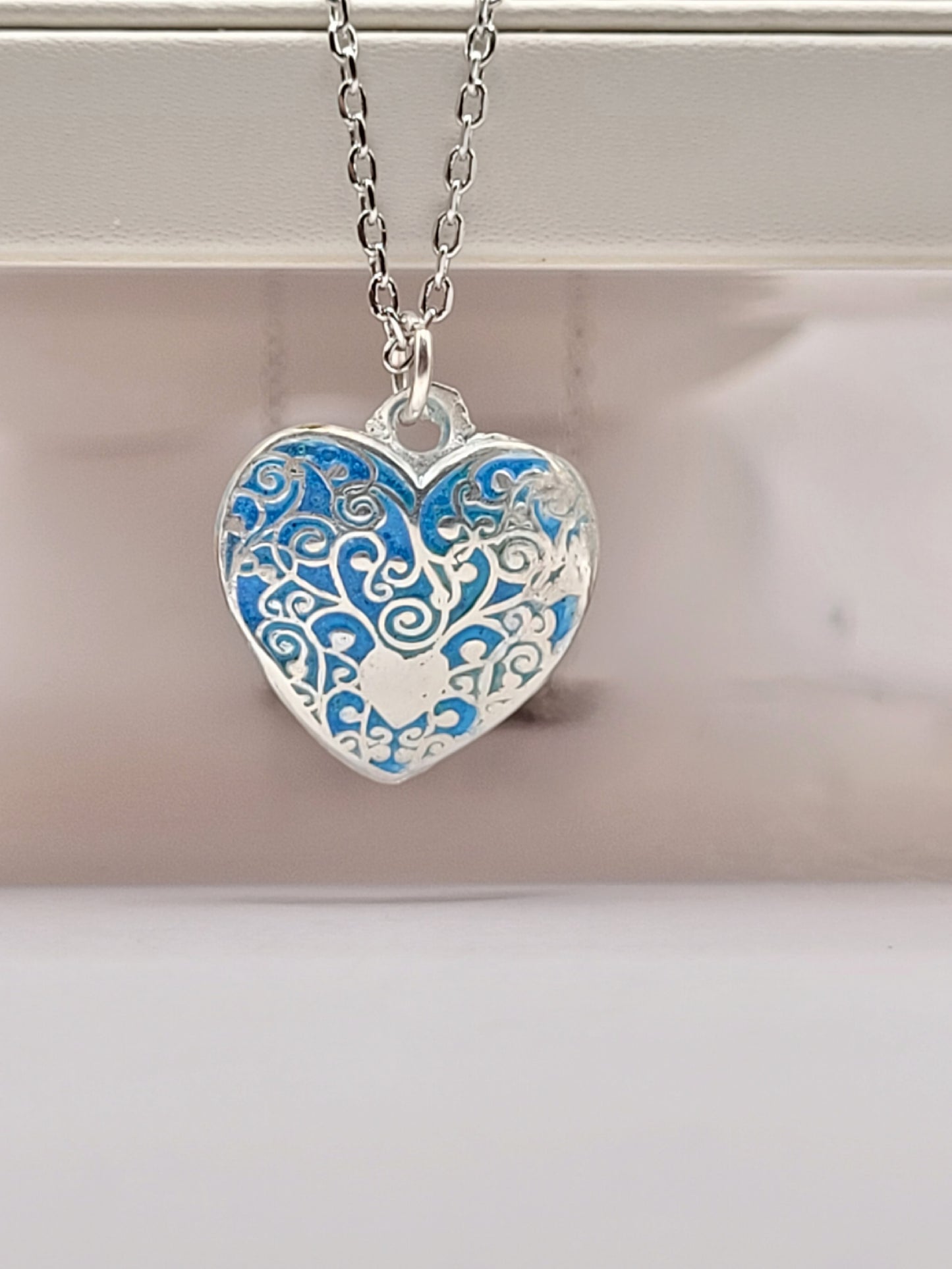 petit pendentif en émail sur argent fin légèrement bombé champelevé et émaux bleus. Bijou artisanal réalisé à la main dans l'ateiler maison calub les émaux du Luberon