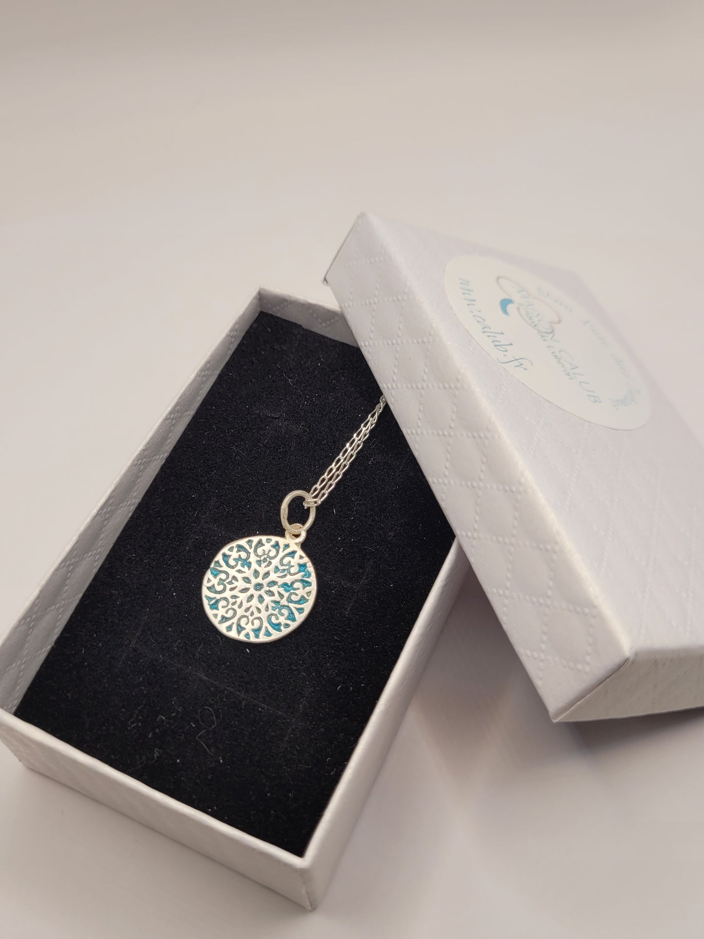 cadeau original avec ce petit pendentif discret en forme de rosace champlevé en email sur argent fin bleu. Emaux translucide bijou artisanal réalisé à la main atelier maison calub les émaux du Lubero en Provence made in France
