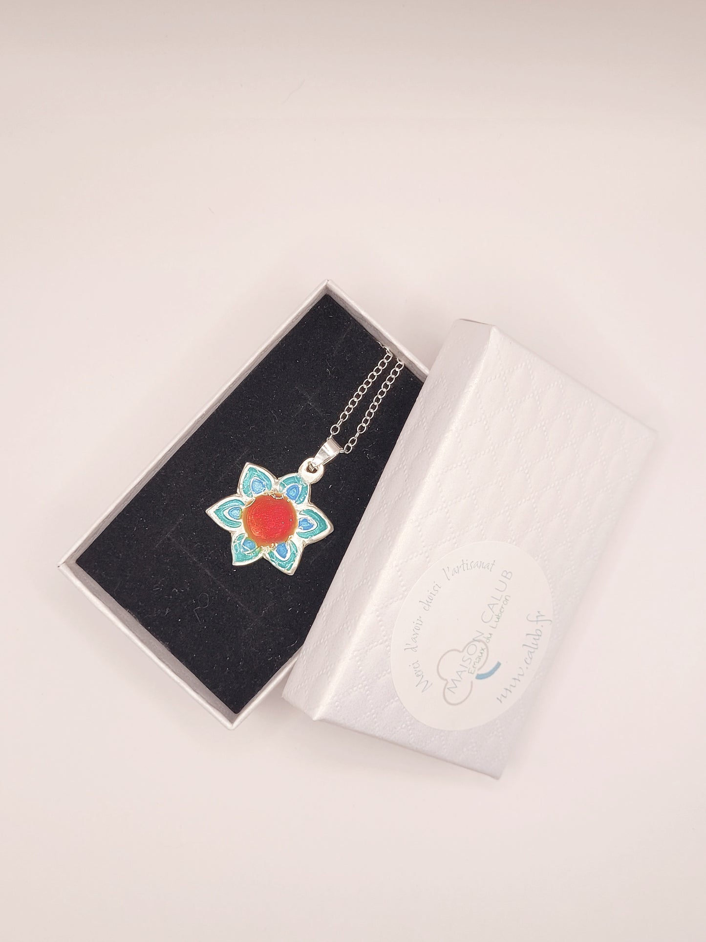 dans sa boite cadeau le pendentif fleur champlevé en émail sur argent fin multicolore. Bijou artisanal fait main chez maison calub les émaux du Luberon