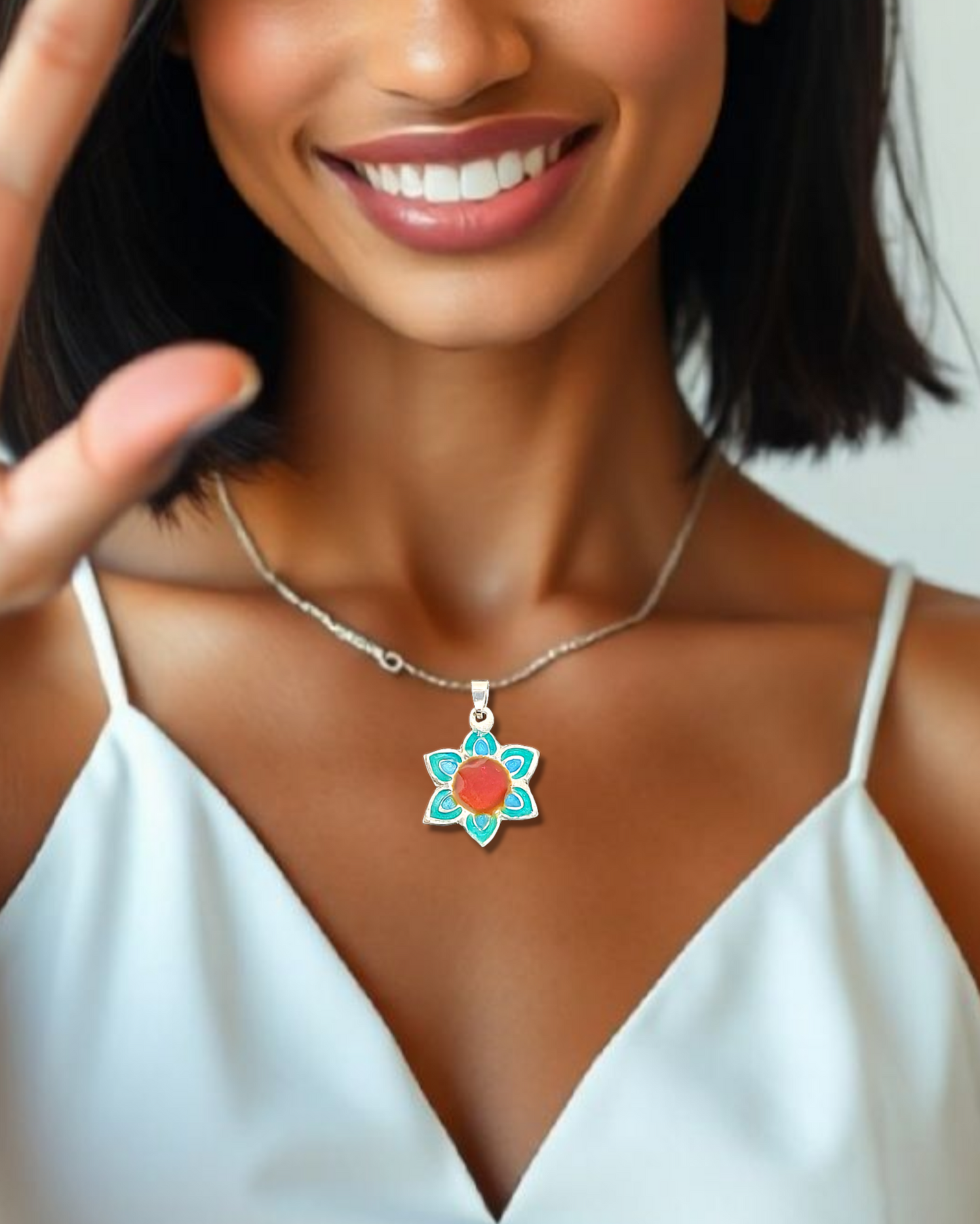 jeune femme portant le pendentif fleur champlevé en émail sur argent fin multicolore. Bijou artisanal fait main chez maison calub les émaux du Luberon