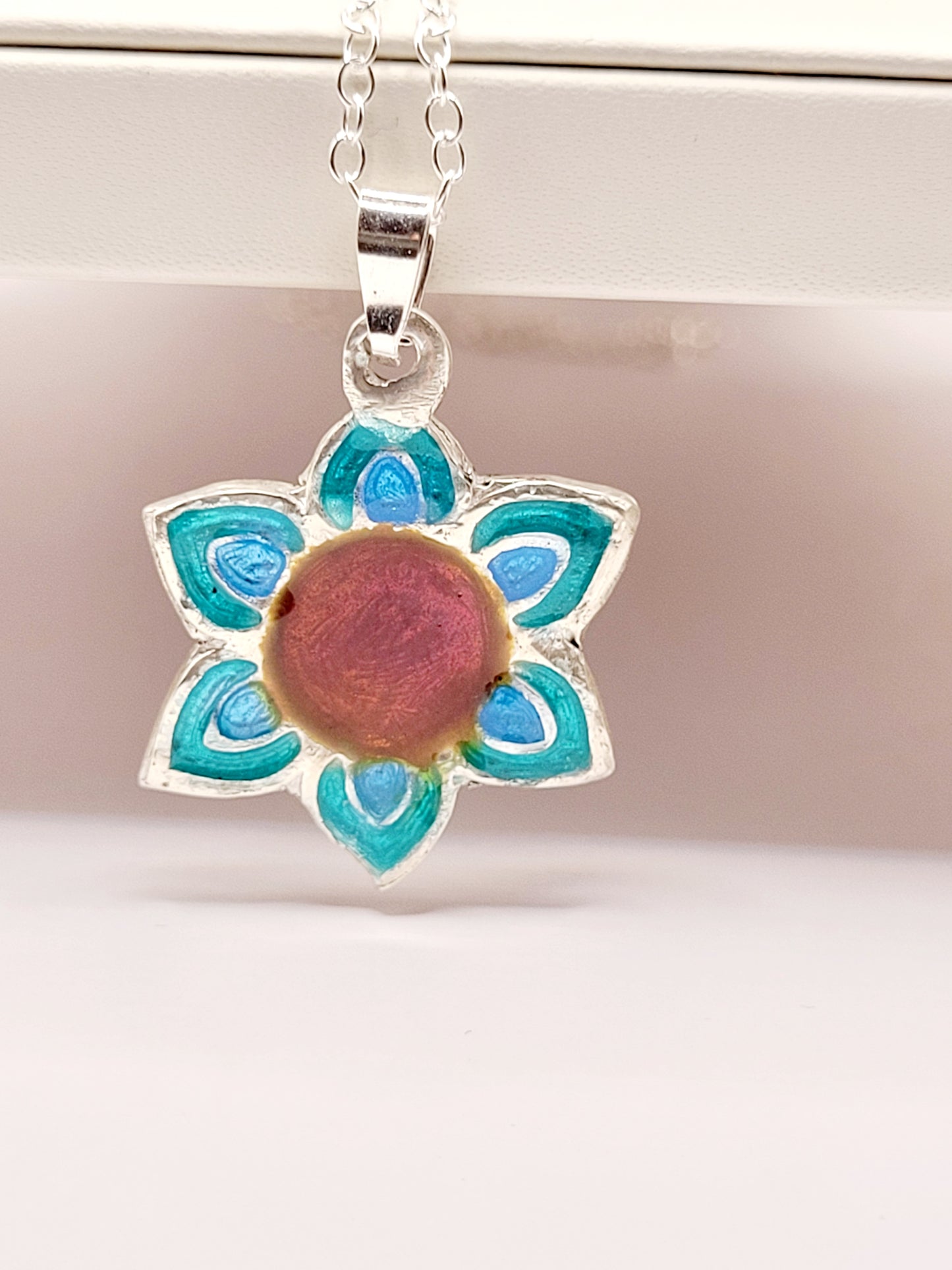 pendentif fleur champlevé en émail sur argent fin multicolore. Bijou artisanal fait main chez maison calub les émaux du Luberon
