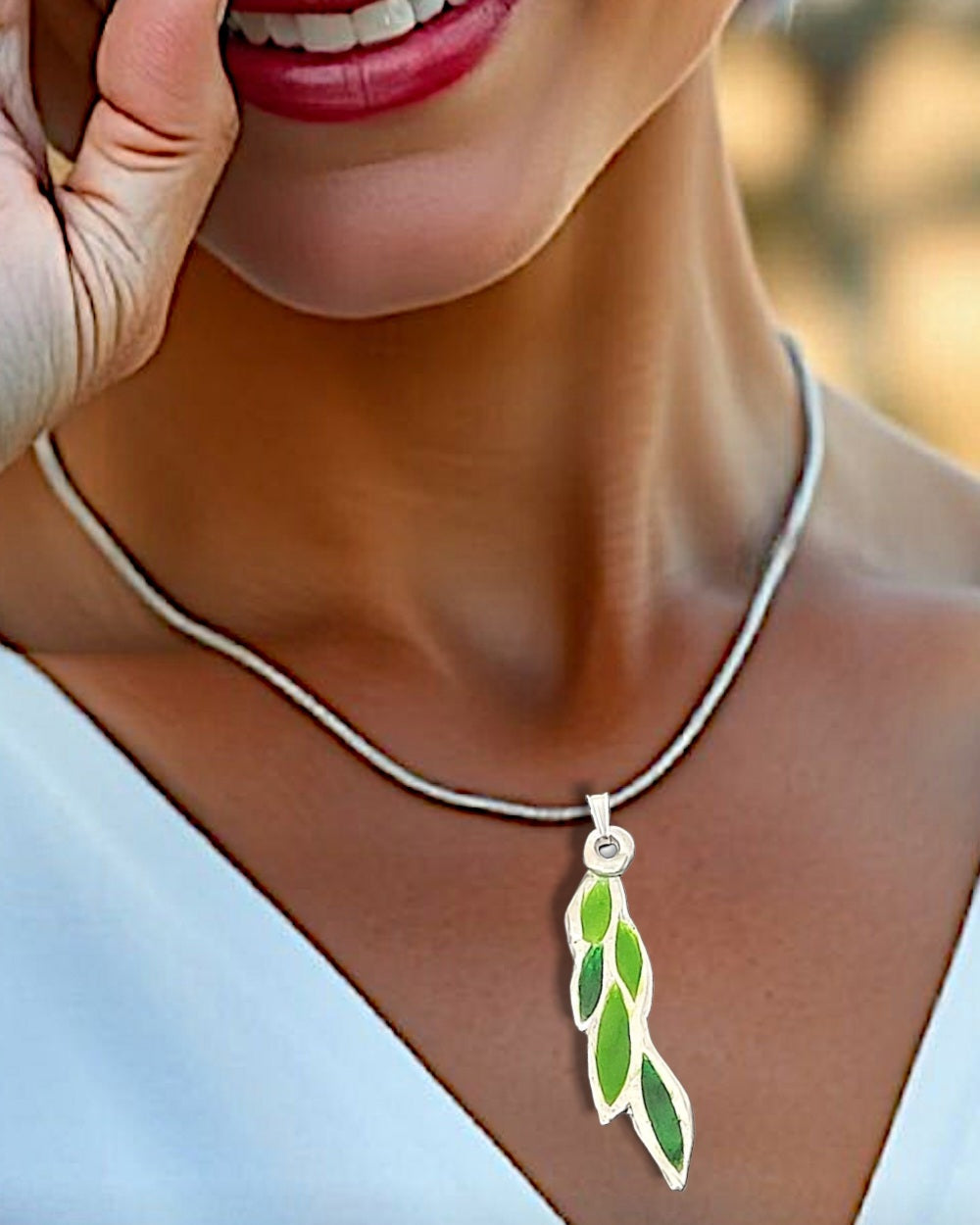 pendentif léger en émail sur cuivre champlevé forme branche de laurier couleur verte 2 tons. Bijou artisanal émaux translucides chez maison calub les émaux du Luberon