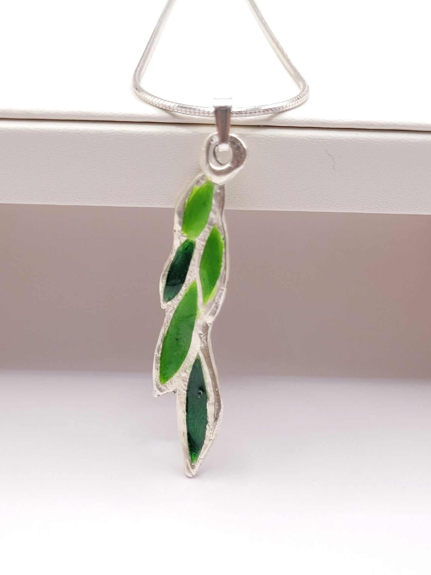 pendentif léger en émail sur cuivre champlevé forme branche de laurier couleur verte 2 tons. Bijou artisanal émaux translucides chez maison calub les émaux du Luberon