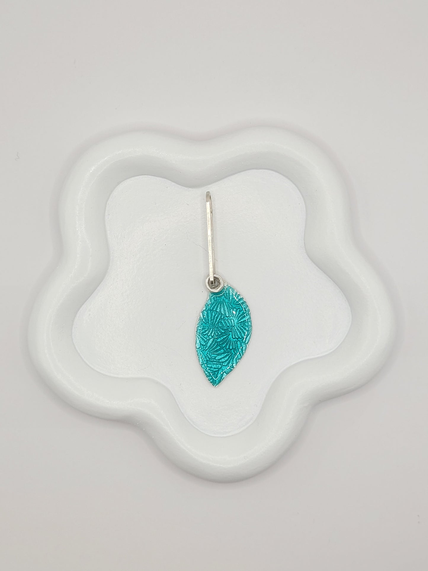 pendentif en email grand feu vert motif de feuille sur argent fin - bijou artisanal maison calub