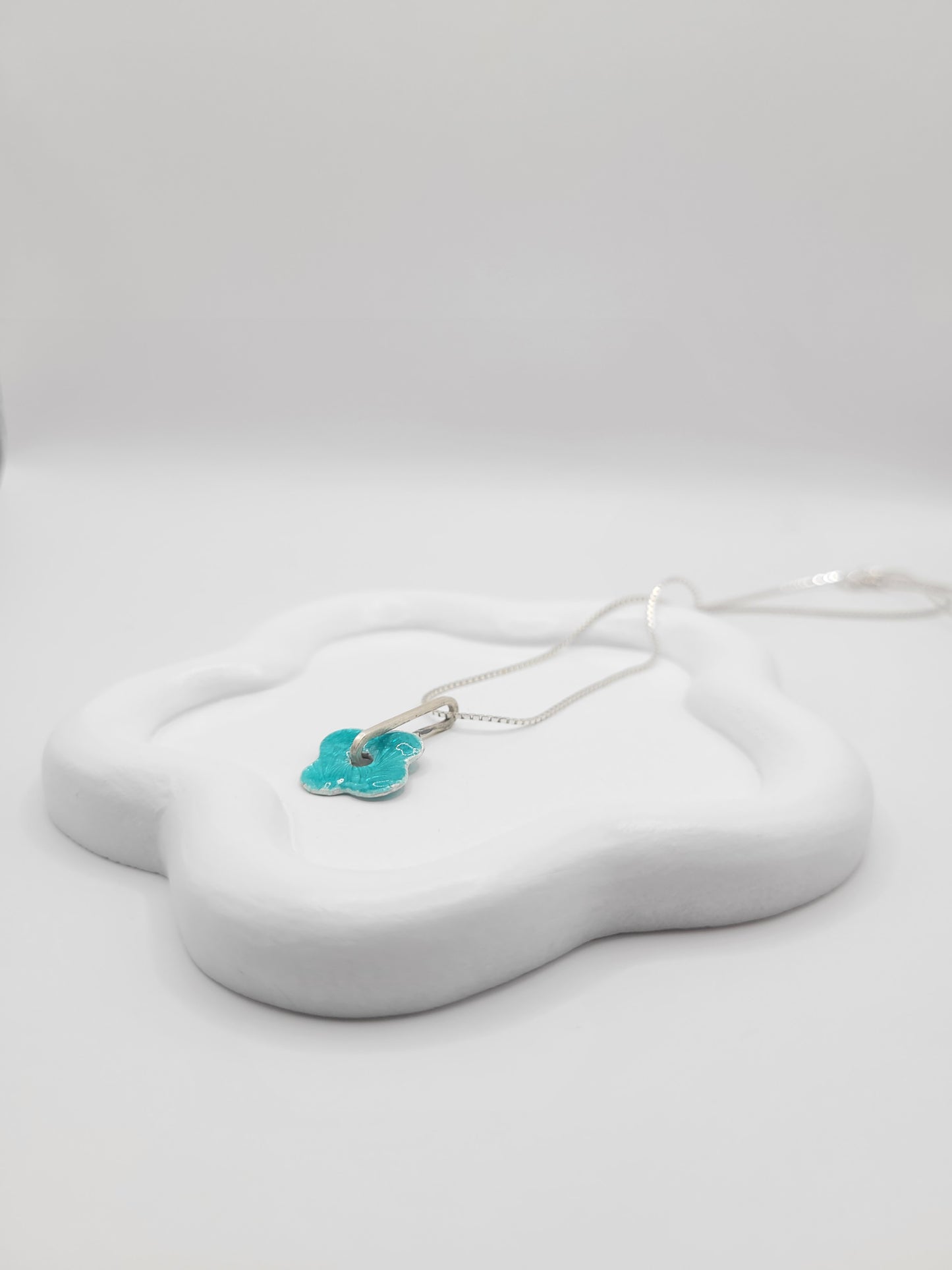 pendentifs fleur vert en email grand feu basse-taille sur argent fin -maison CALUB - monté sur une chaine fine en argent