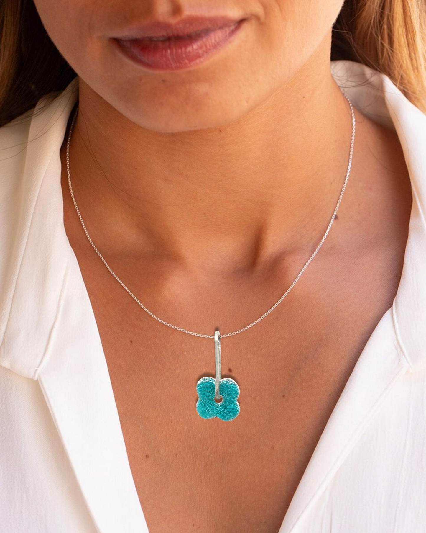collier avec pendentif fleur bleu ou vertsen email grand feu basse-taille sur argent fin -maison CALUB
