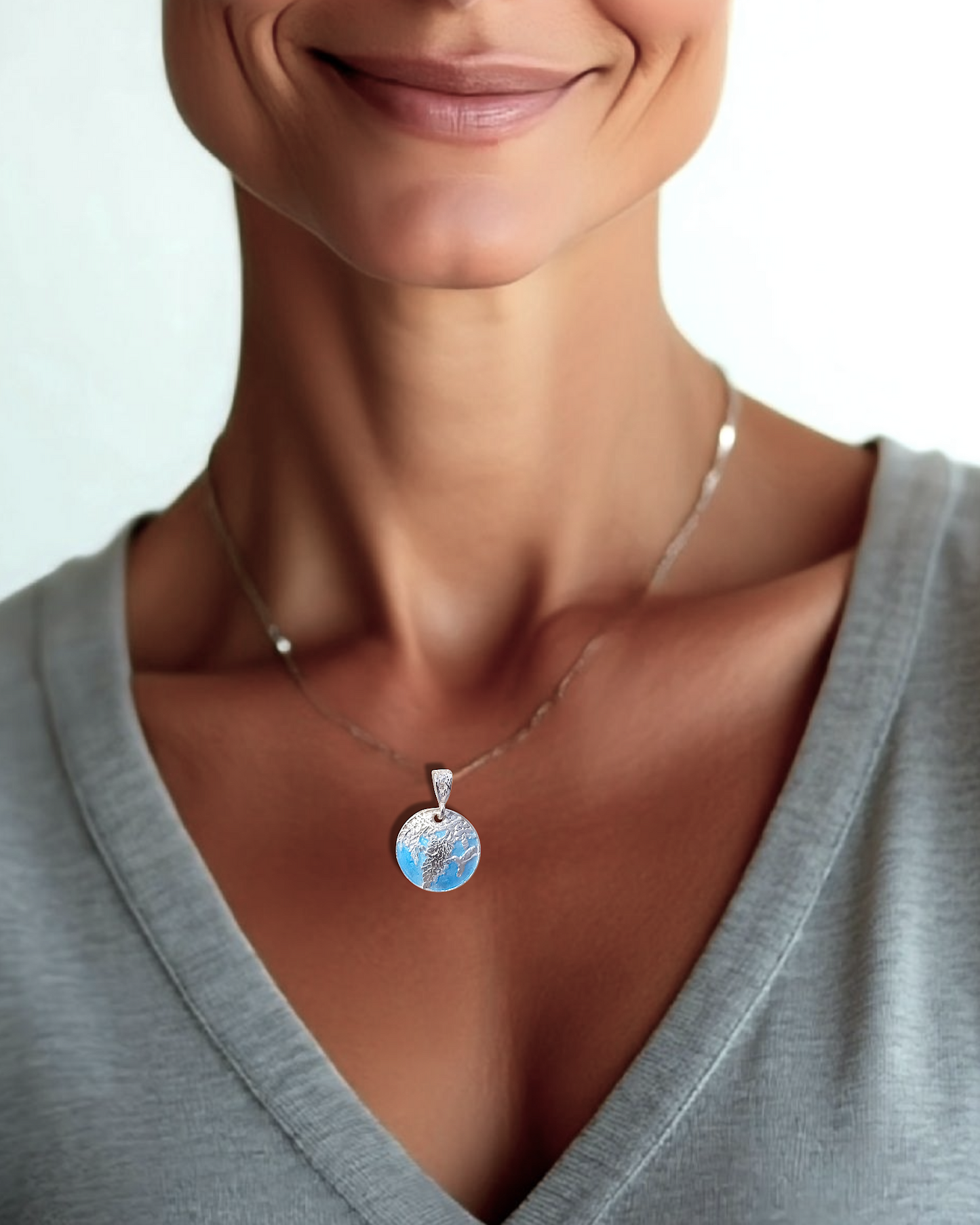 pendentif glycine en émail grand feu technique du champlevé couleur bleu ciel - maison CALUB
