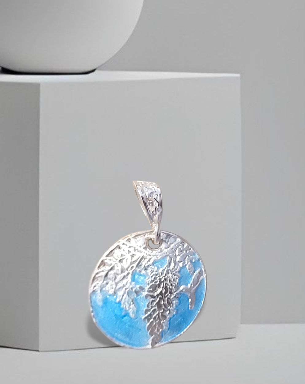 pendentif glycine en émail grand feu technique du champlevé couleur bleu ciel - maison CALUB