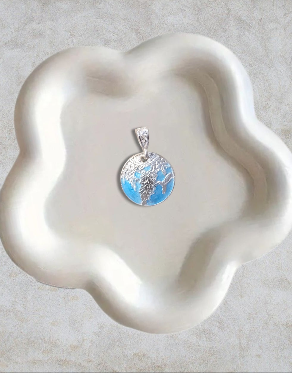pendentif glycine en émail grand feu technique du champlevé couleur bleu ciel - maison CALUB