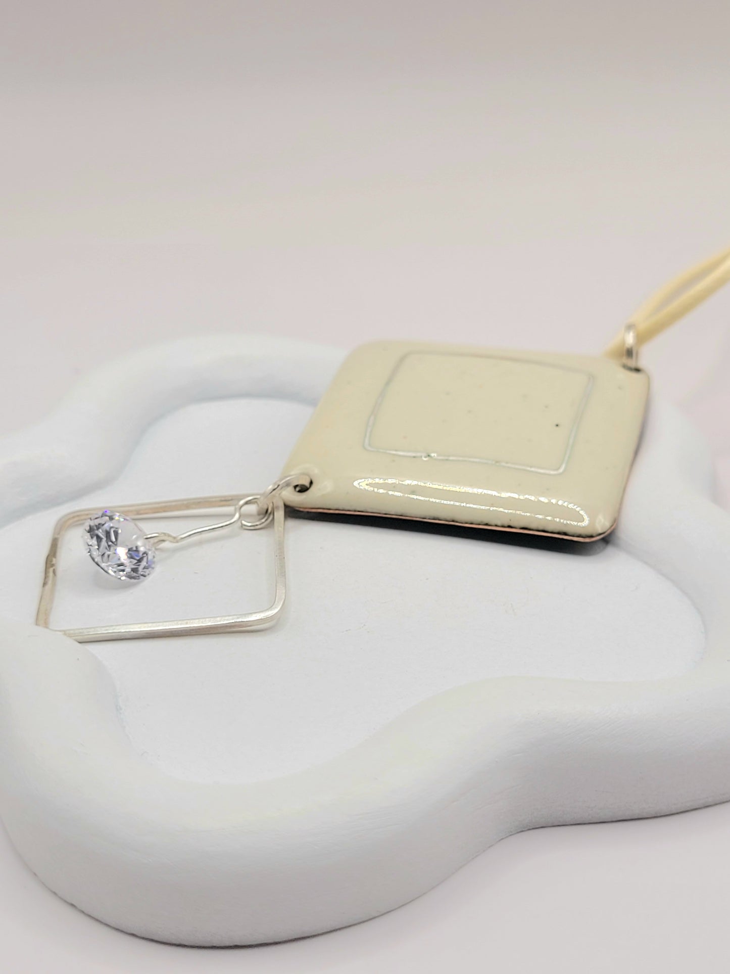grand pendentif en email sur cuivre clair effet céramique avec l'incrustation d'une ligne d'argent, et breloque aerienne en argent avec zircon gros plan