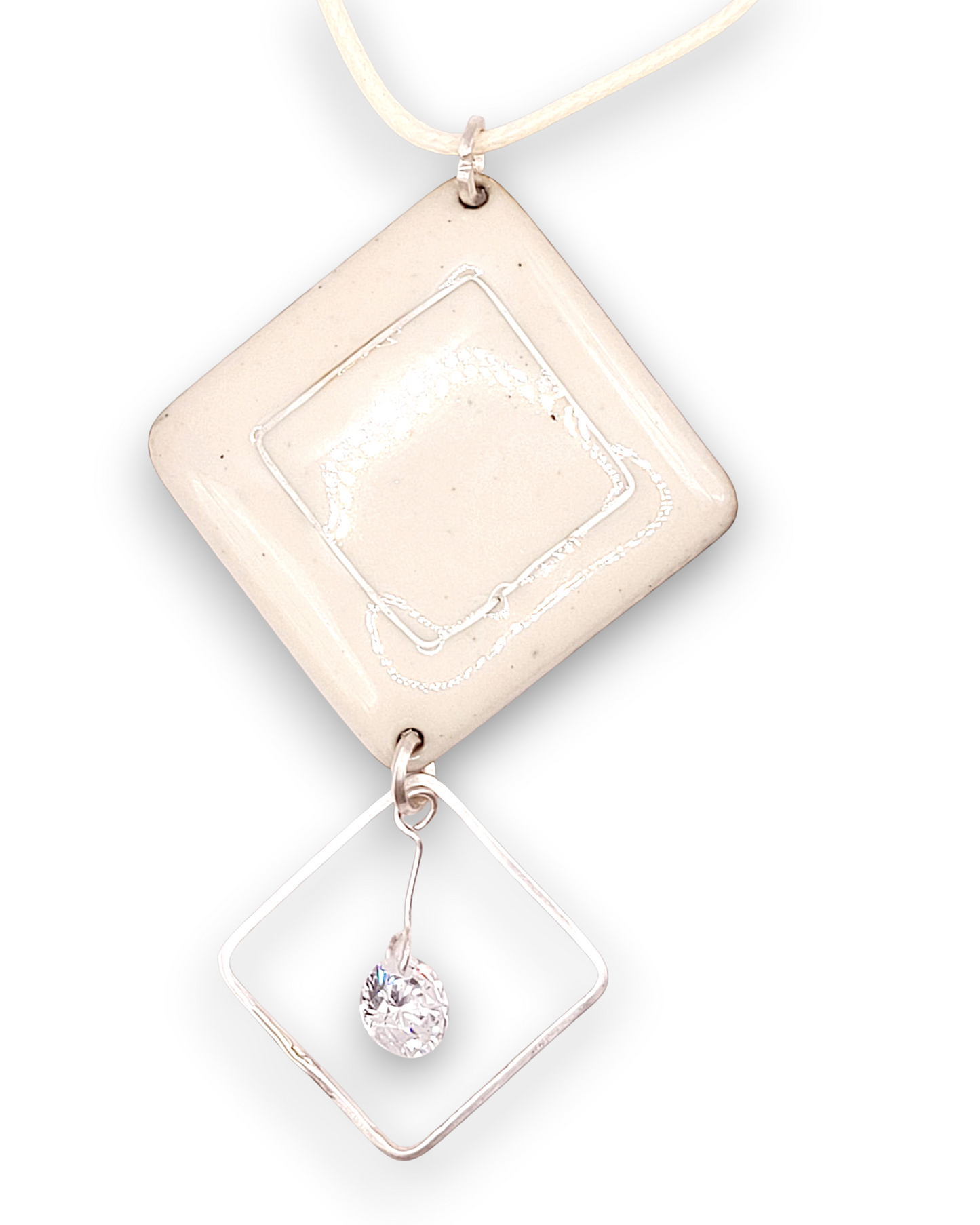 grand pendentif artisanal en email sur cuivre clair effet céramique avec l'incrustation d'une ligne d'argent, et breloque aerienne en argent avec zircon sur fond blanc