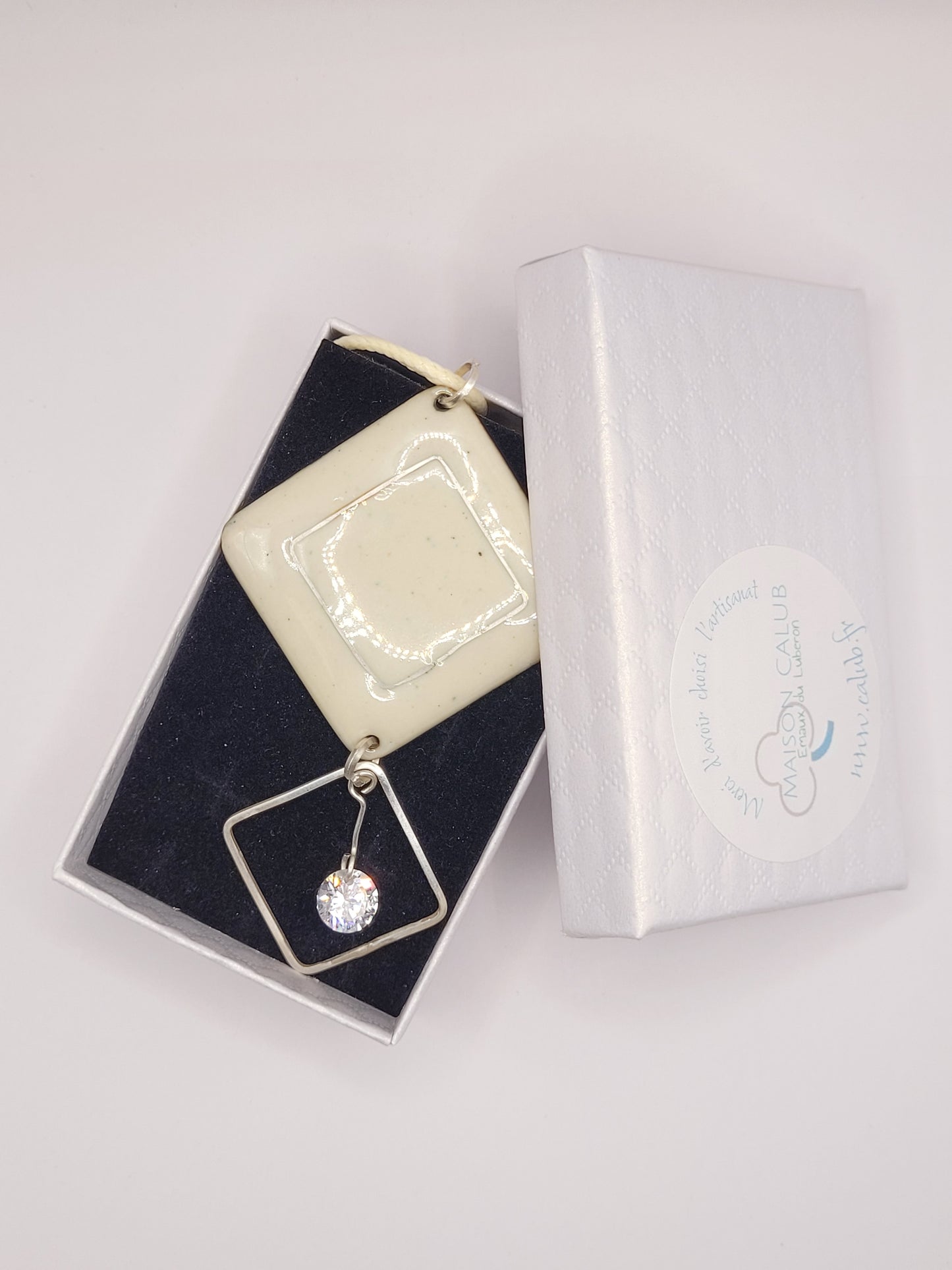 grand pendentif en email sur cuivre clair effet céramique avec l'incrustation d'une ligne d'argent, et breloque aerienne en argent avec zircon