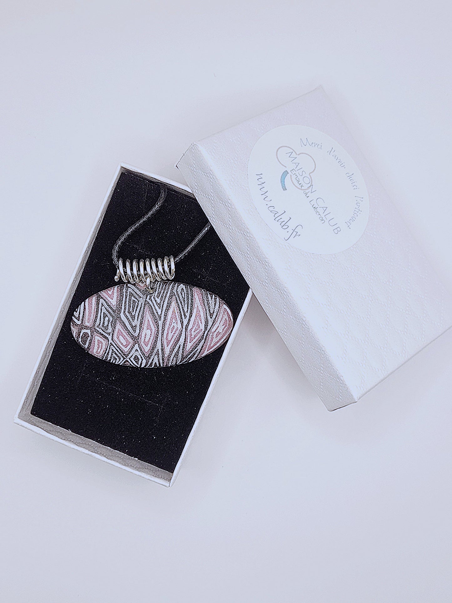 pendentif ovale au design original inspiré par la lavande de provence chez maison calub émail sur cuivre opaque finition givrée mate émaux traditionnels fait à la main en provence belière en argent monté sur cordon dans sa boite cadeau