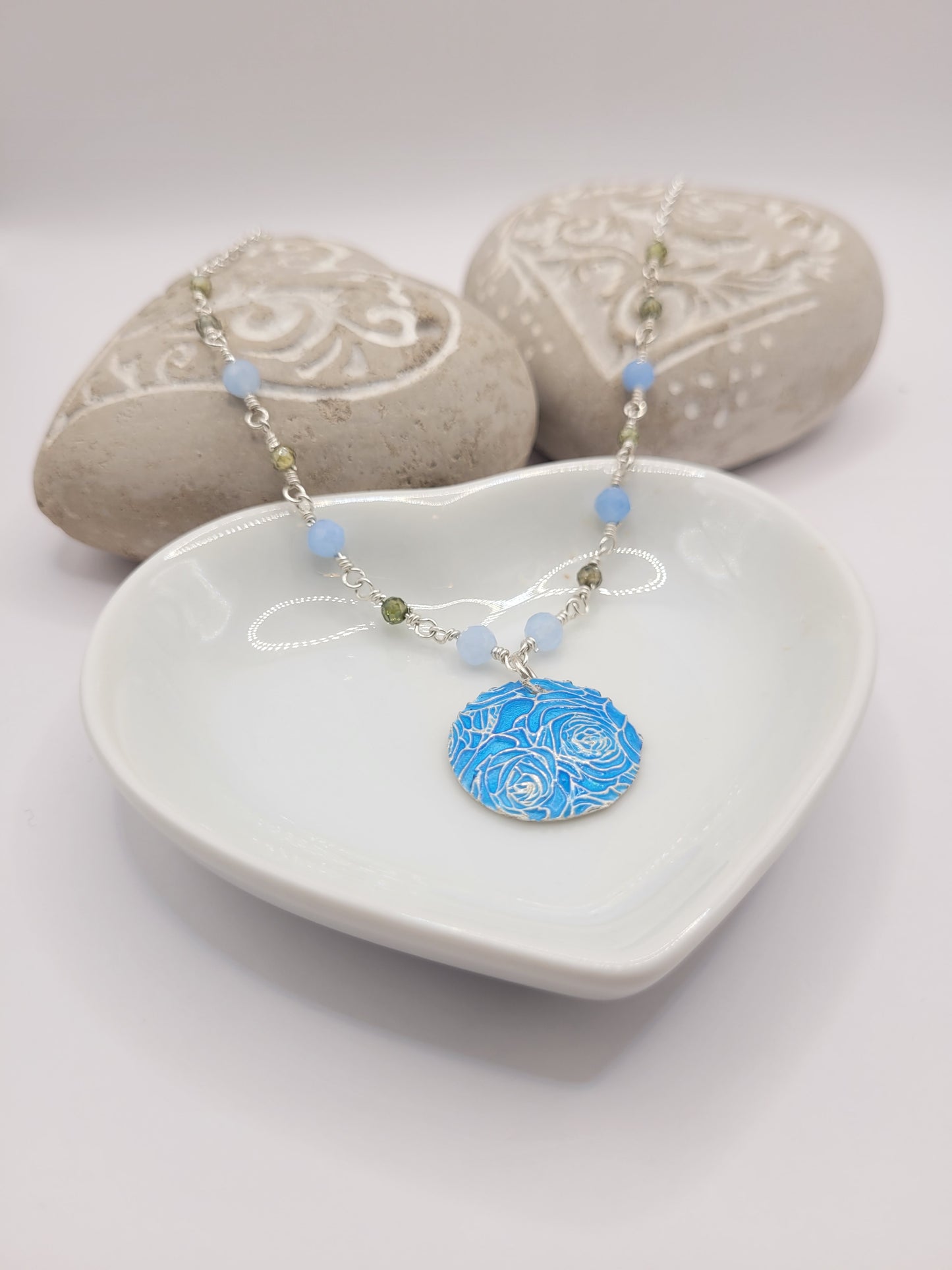 pendentif bouquet de roses en champlevé émail sur argent fin avec rimbambelle de petites pierres naturelles et fine chaine argent. Bijou artisanal made in France chez maison calub les émaux du Luberon cadeau original