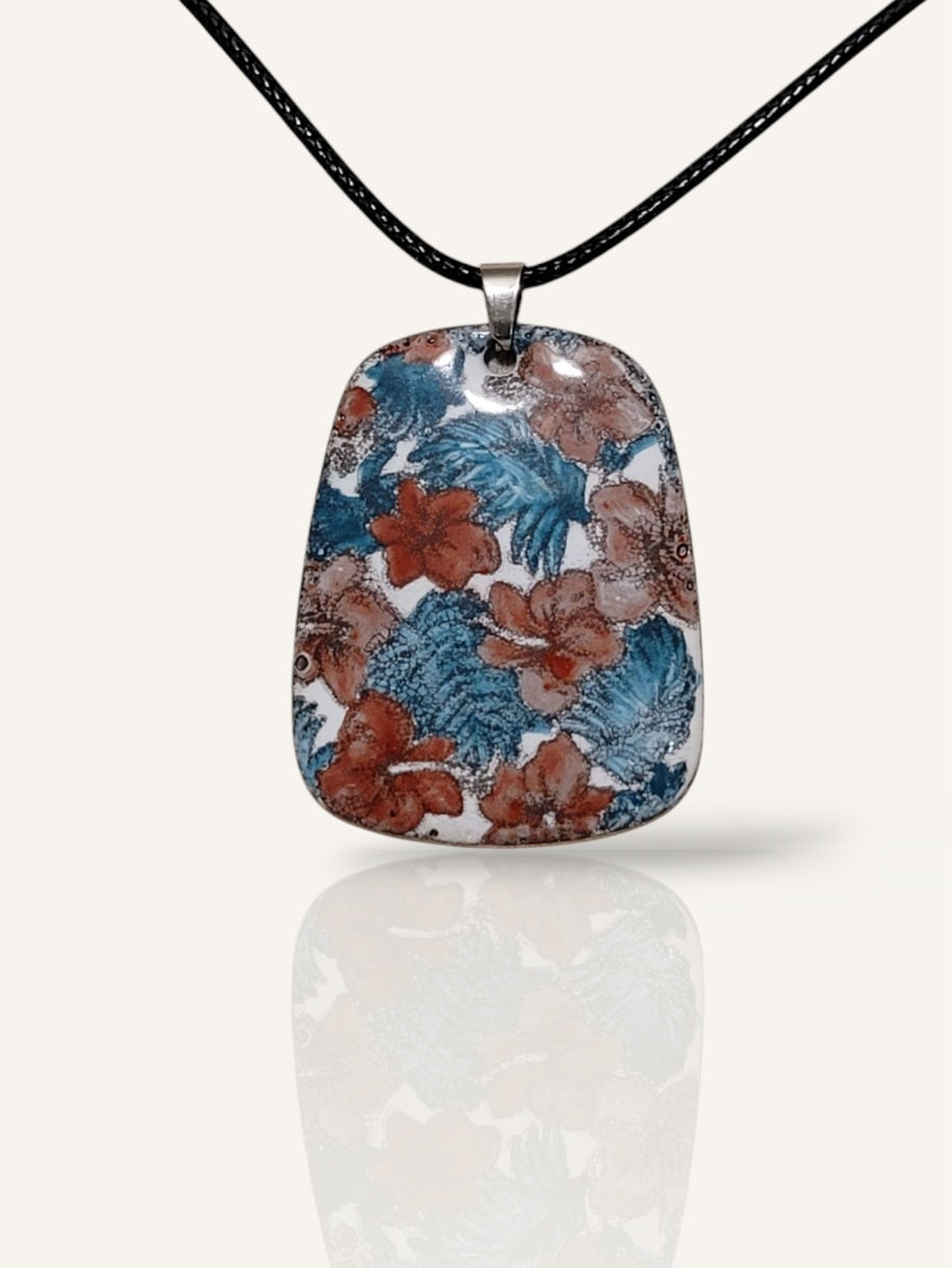 collier de la ligne Liberty chez maison CALUB, pendentif trapeze en émail peint à la main dans les tons rouges et verts, et monté sur un simple cordon