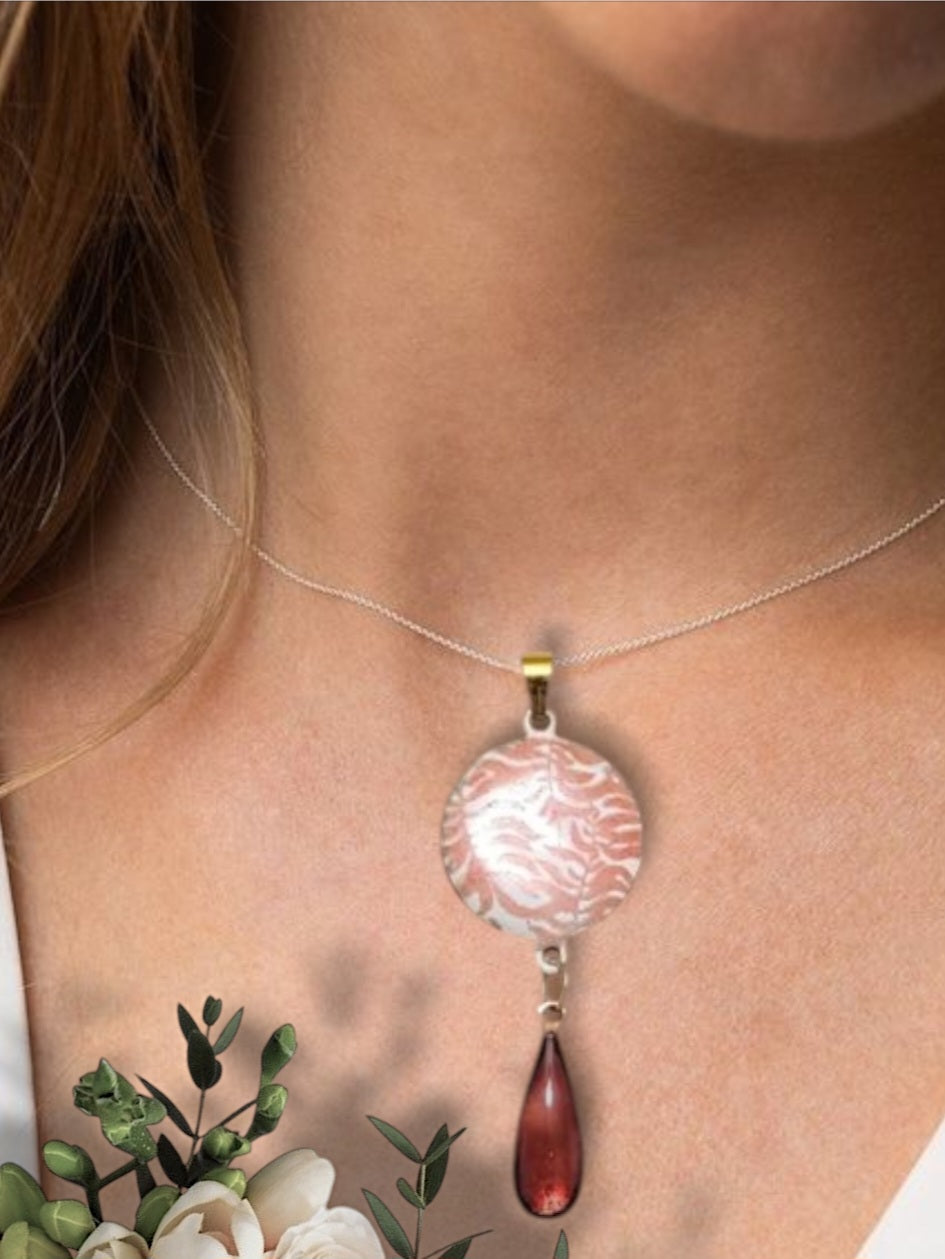 jeune femme portant le pendentif double rouge rubis emaux translucide cuivre monté sur cordon, bijou en email de maison calub