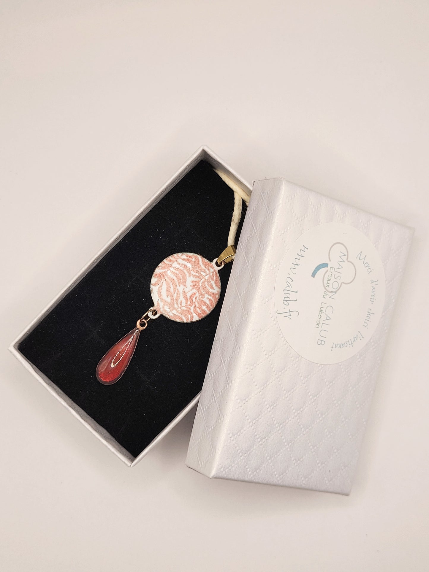 pendentif double rouge rubis emaux translucide cuivre monté sur cordon, bijou en email de maison calub cadeau original