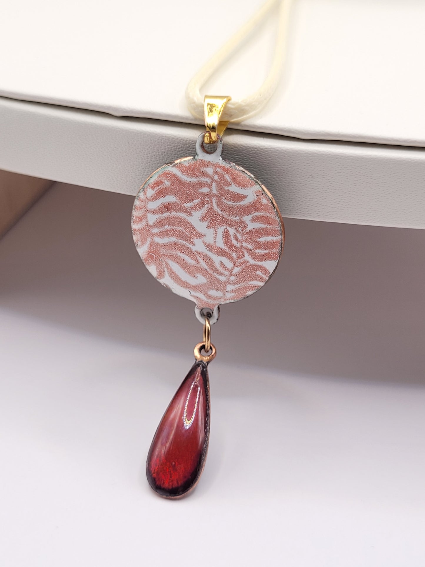 pendentif double rouge rubis emaux translucide cuivre monté sur cordon, bijou en email de maison calub design original